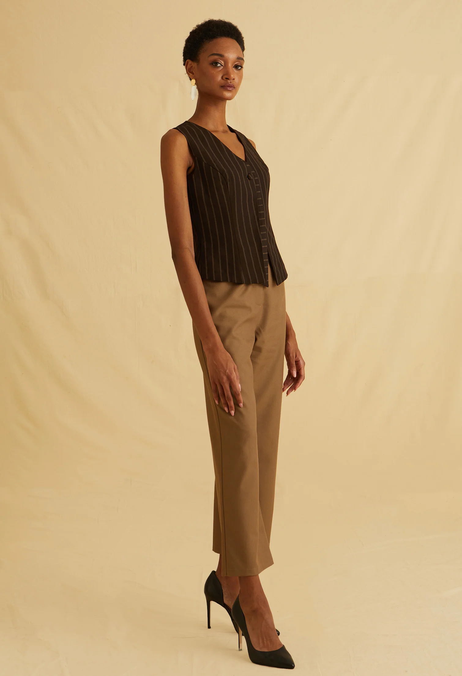 Sharp Line V-Neck Sleeveless Vest