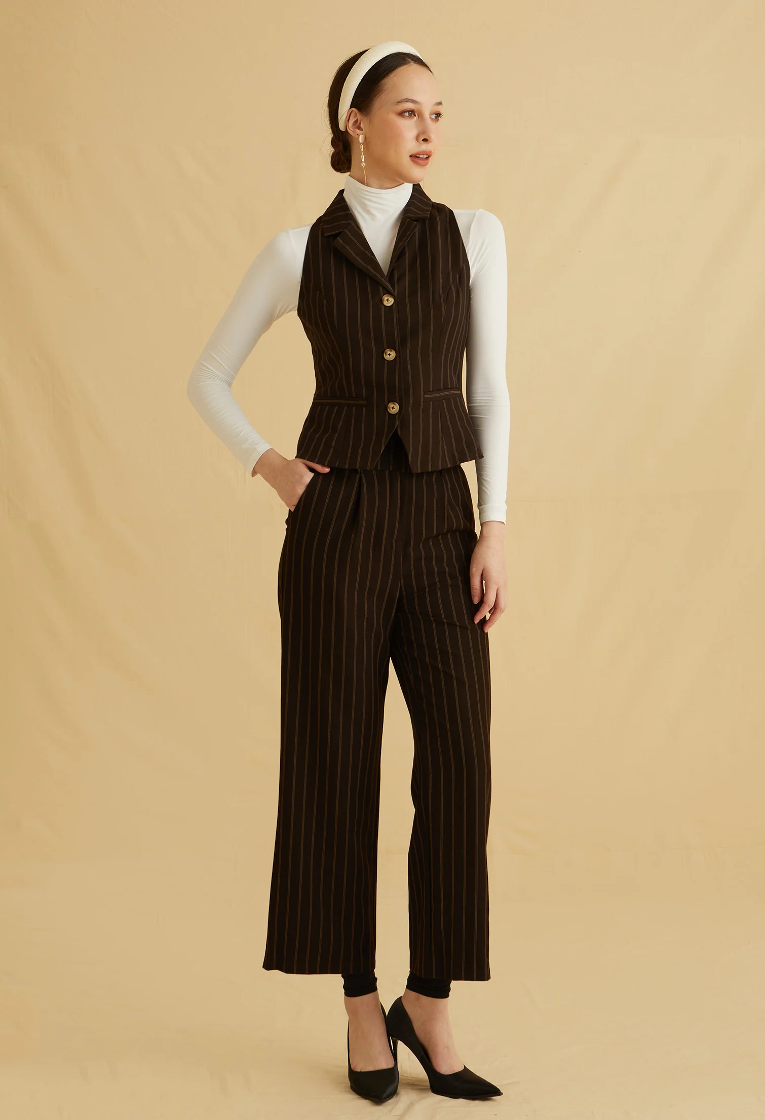 Sharp Line Collared Sleeveless Vest