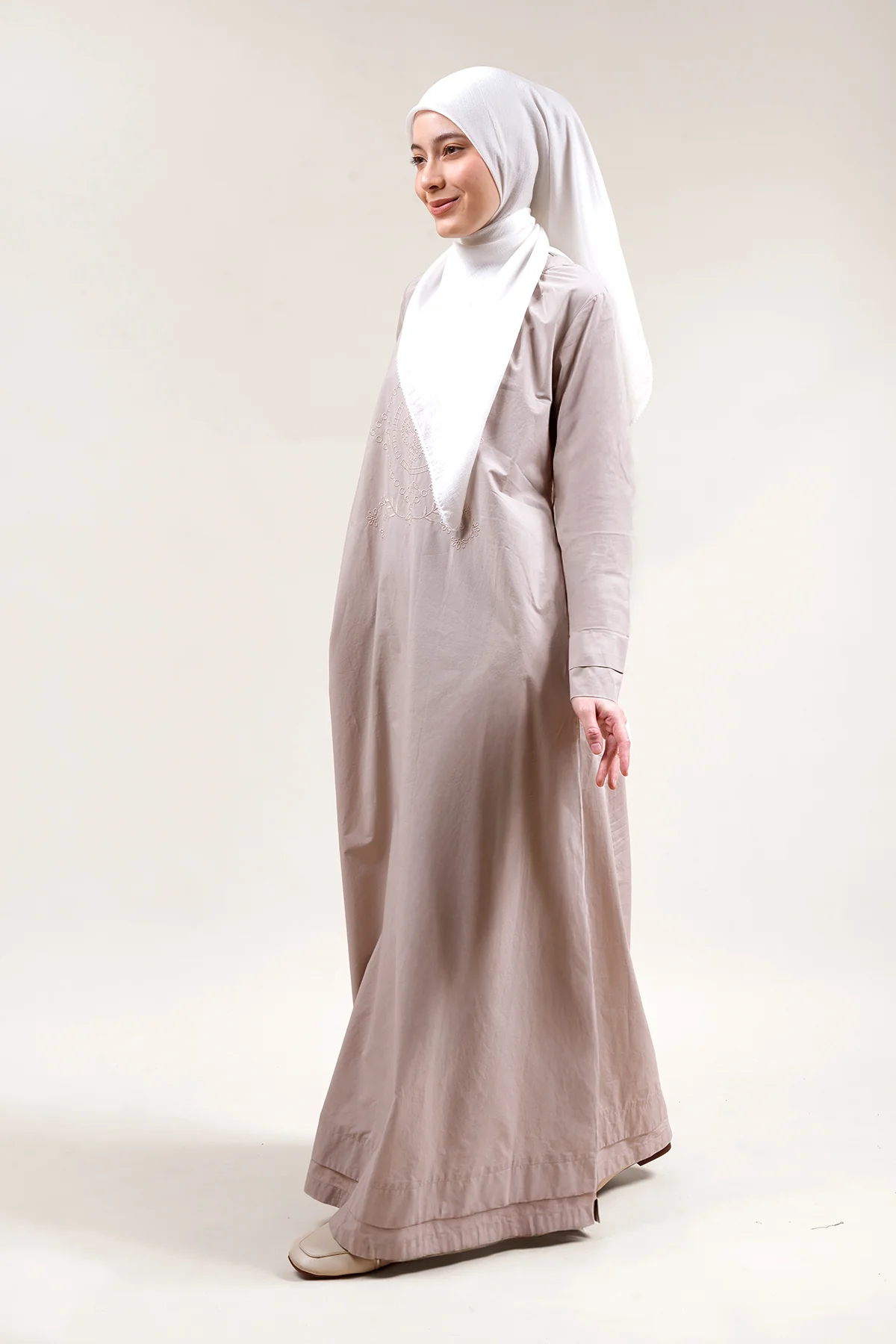 Neera Embroidery Jubah