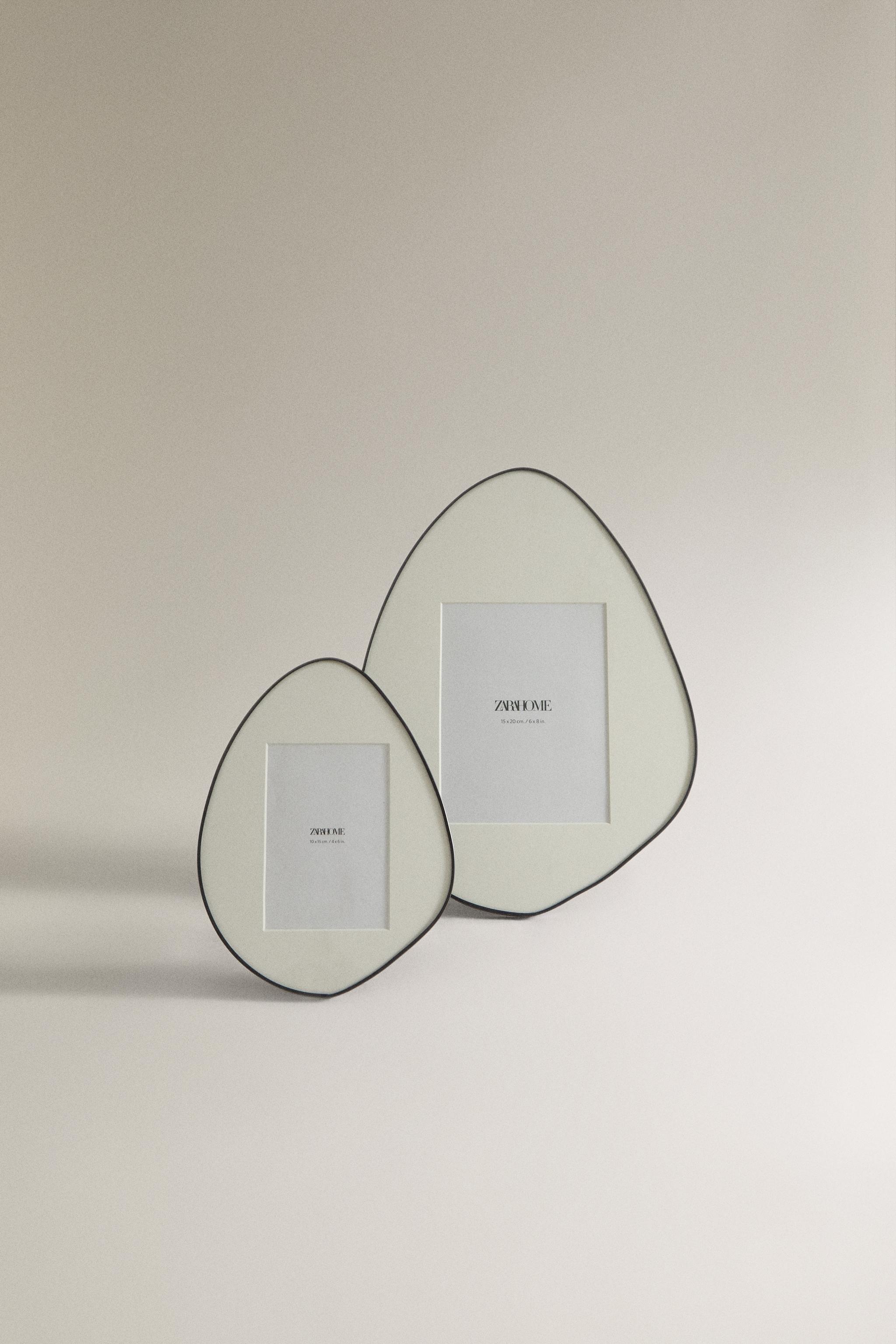IRREGULAR-SHAPED PICTURE FRAME