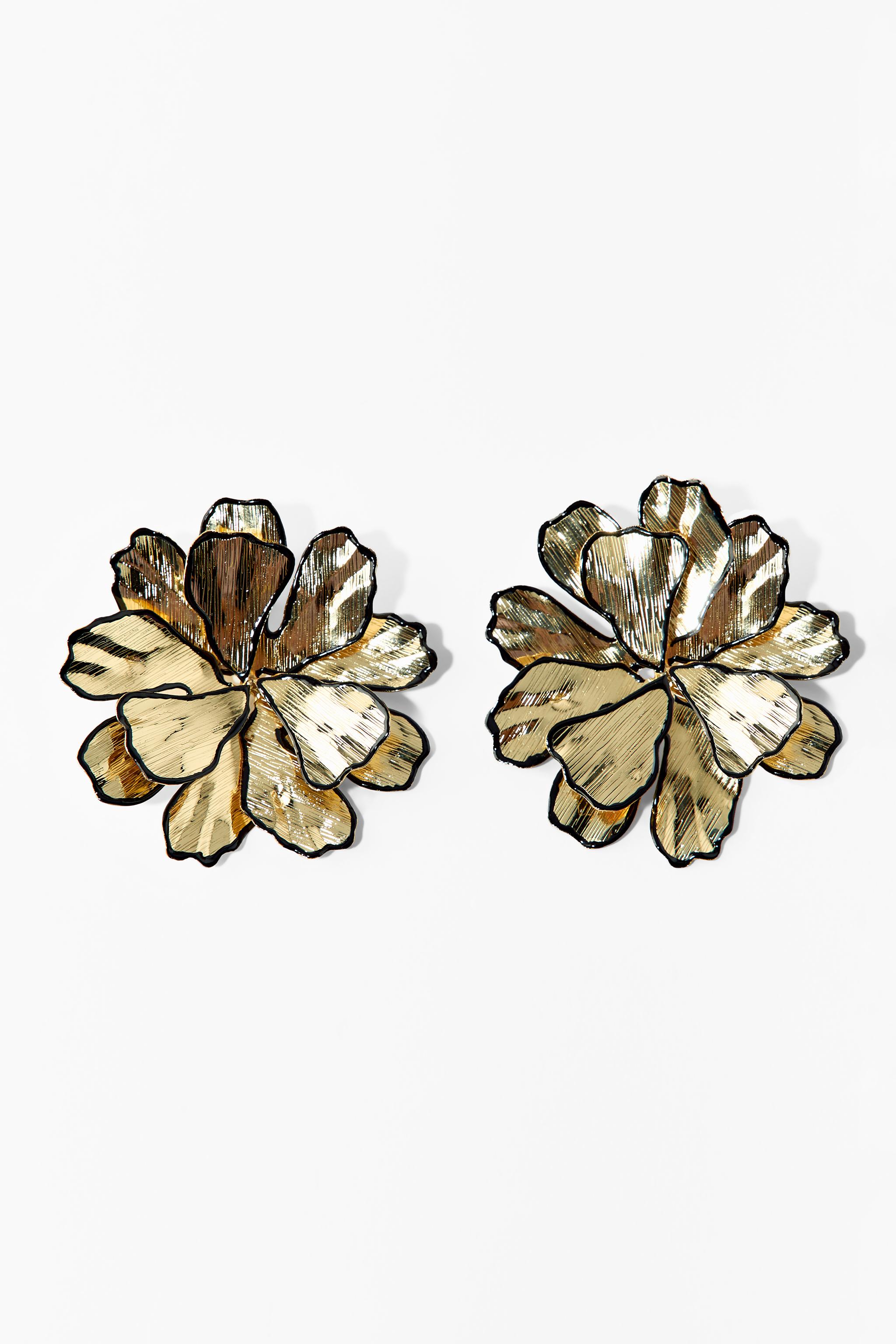TEXTURED FLOWER EARRINGS