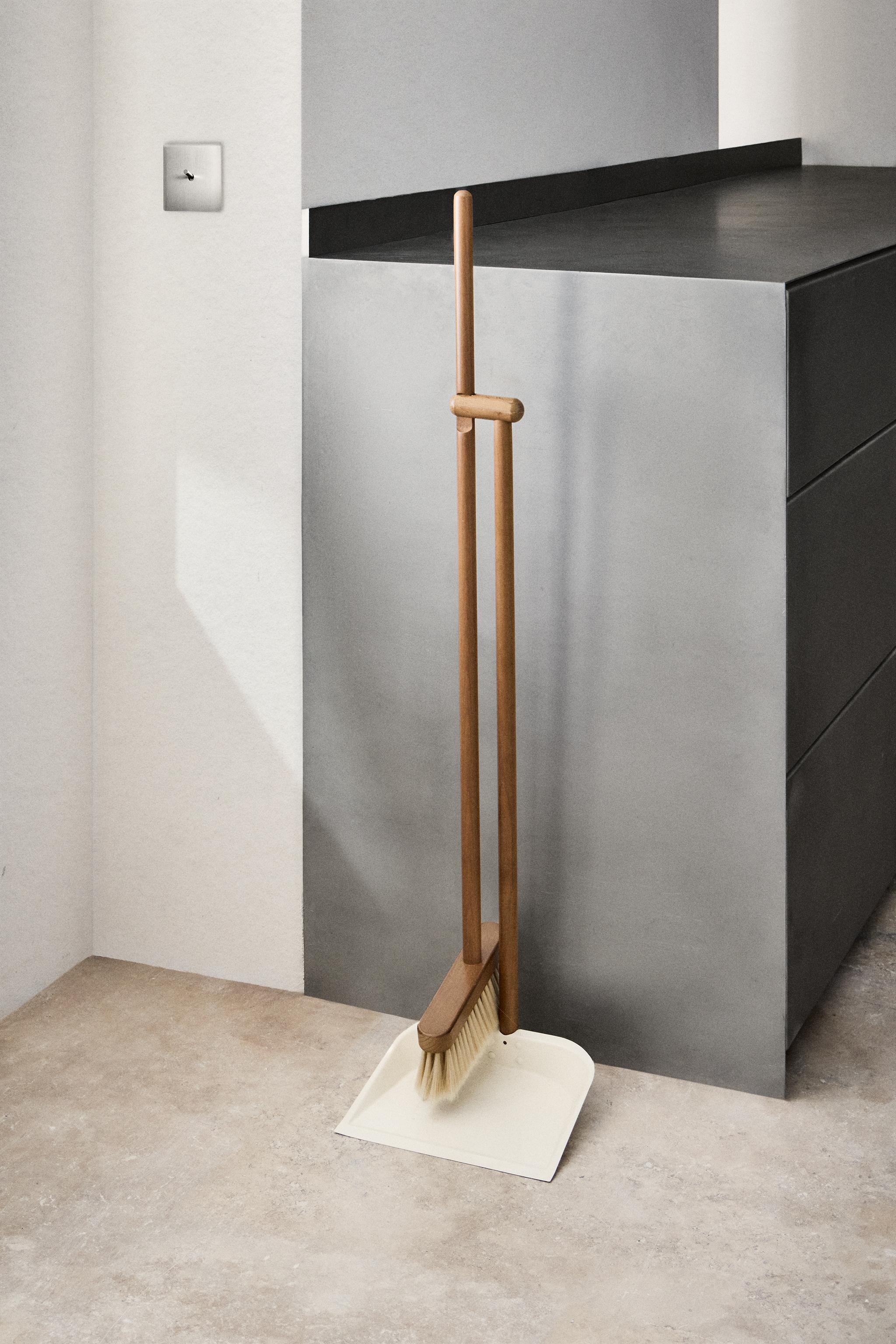 WOODEN DUSTPAN AND BRUSH SET