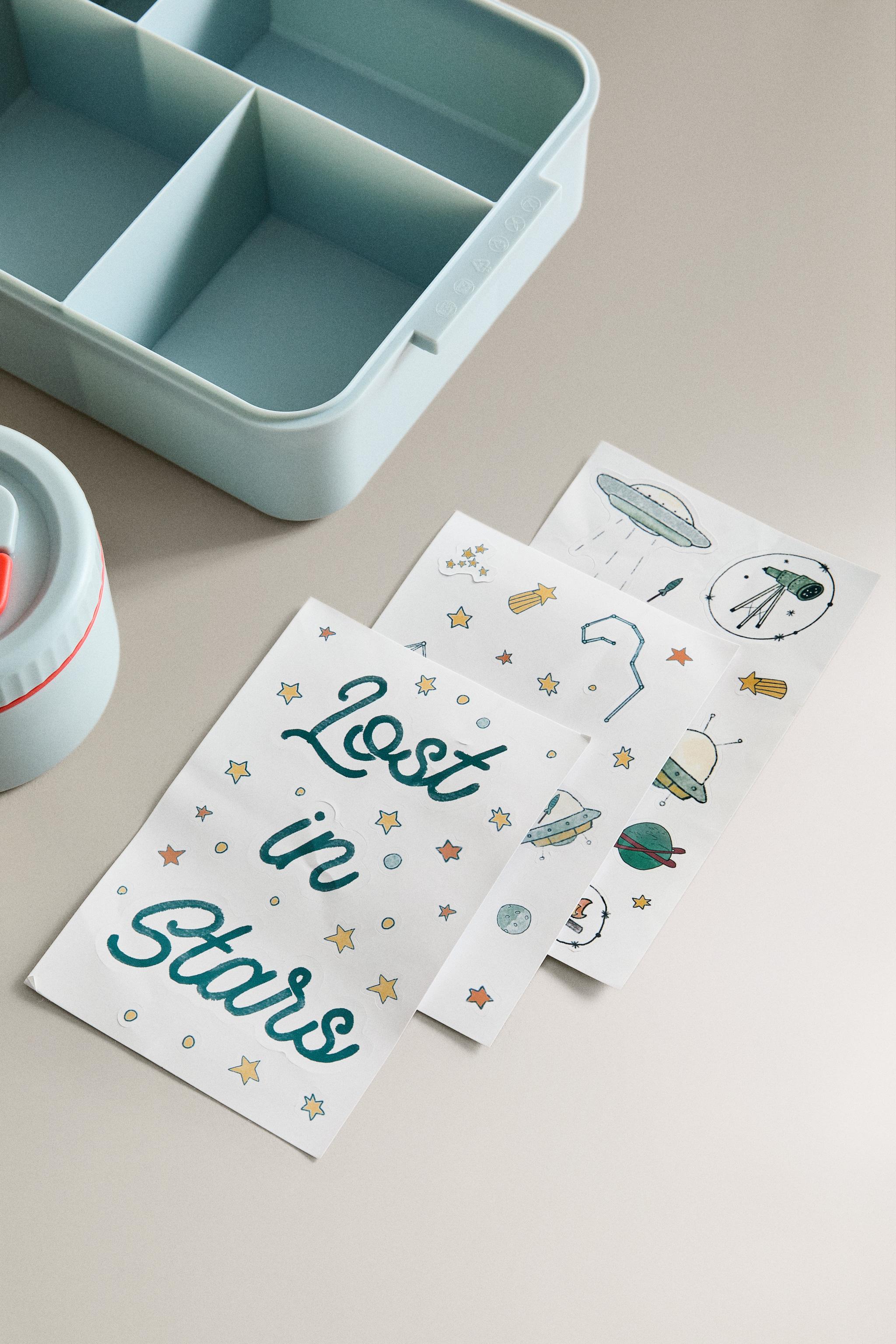 CHILDREN'S LUNCHBOX WITH SPACE STICKERS