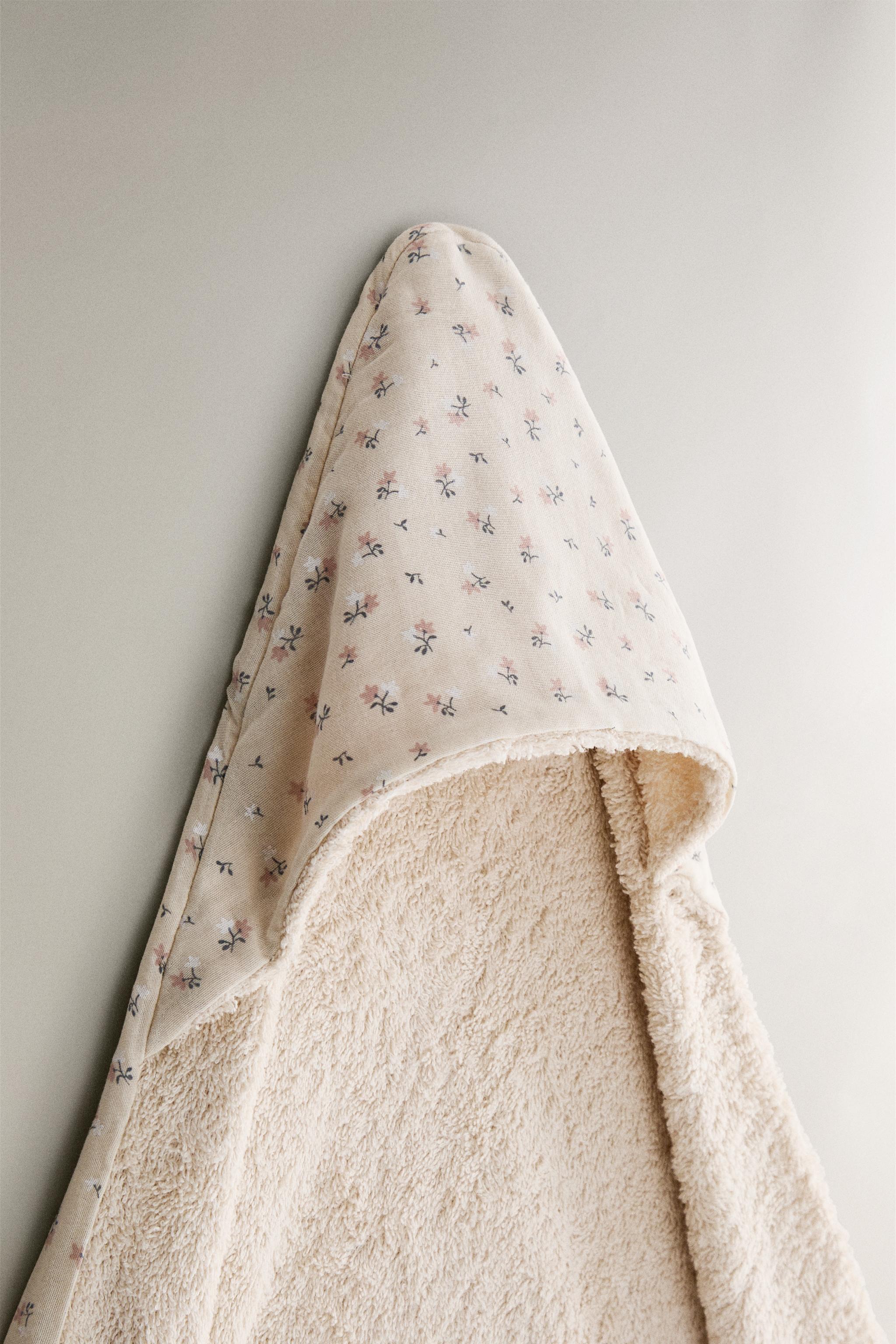 HOODED BABY BATH TOWEL WITH TULIPS