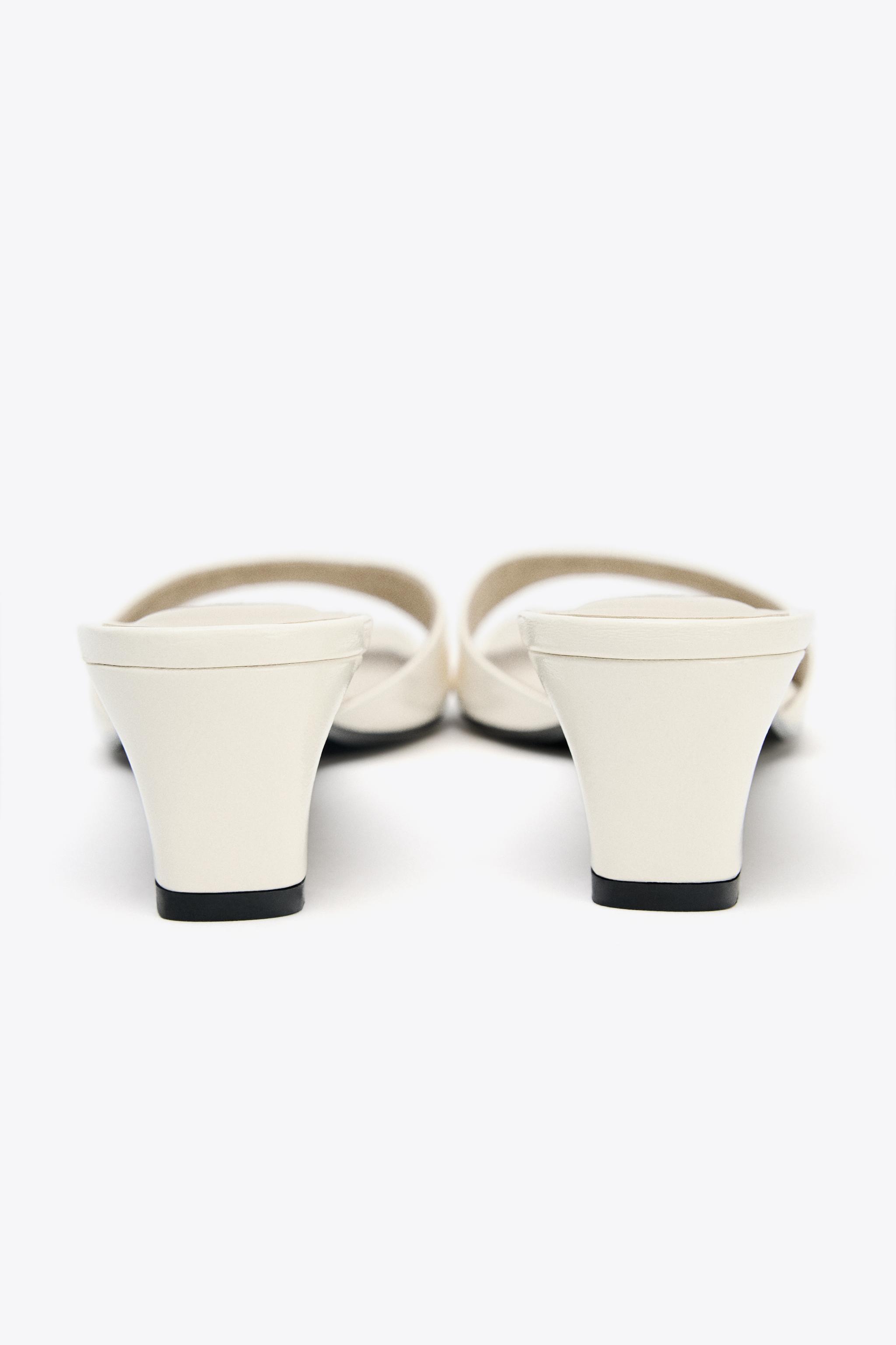 LOW HEELED LEATHER SANDALS