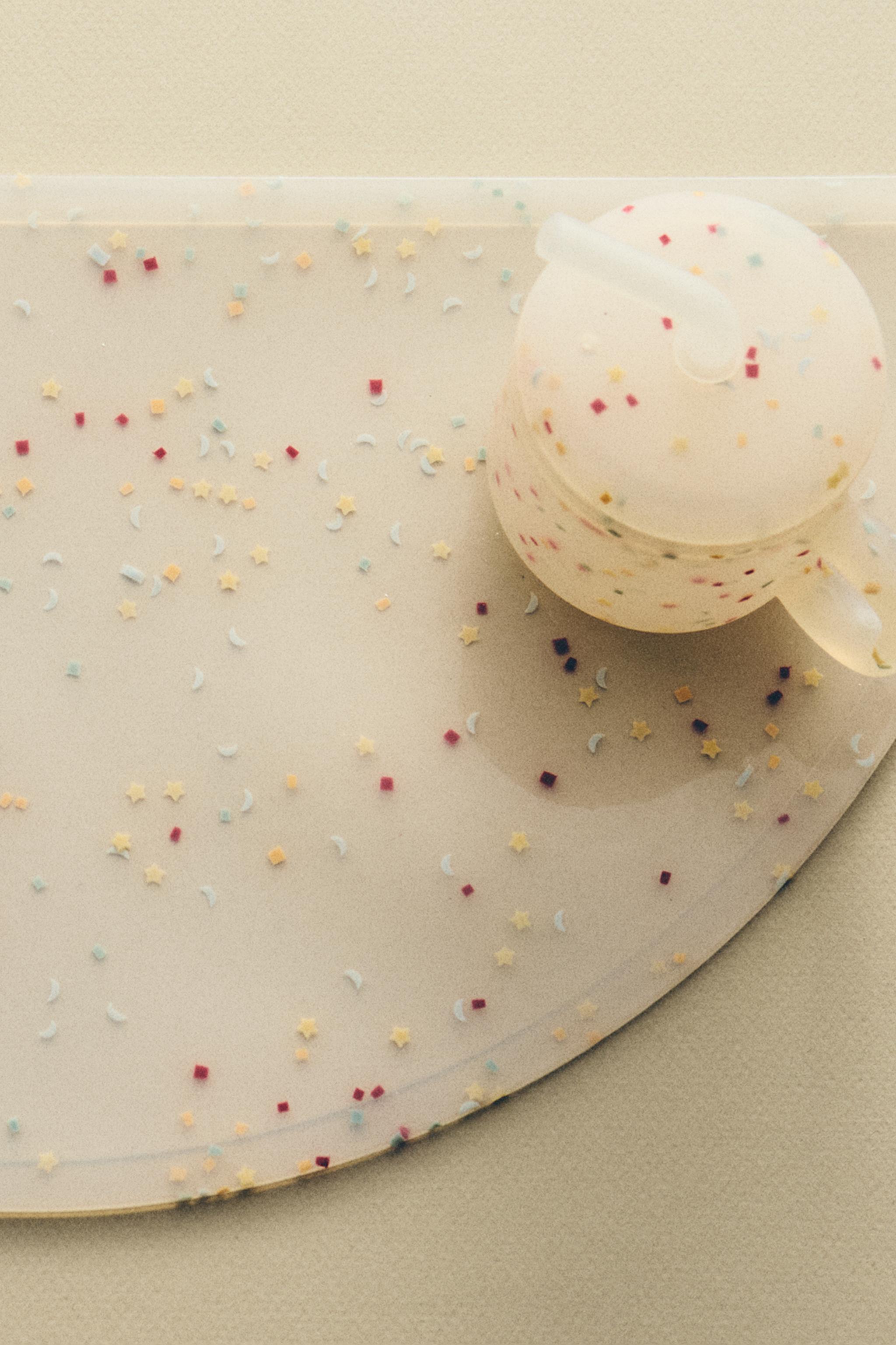 CHILDREN'S SILICONE PLACEMAT WITH CONFETTI DESIGN.