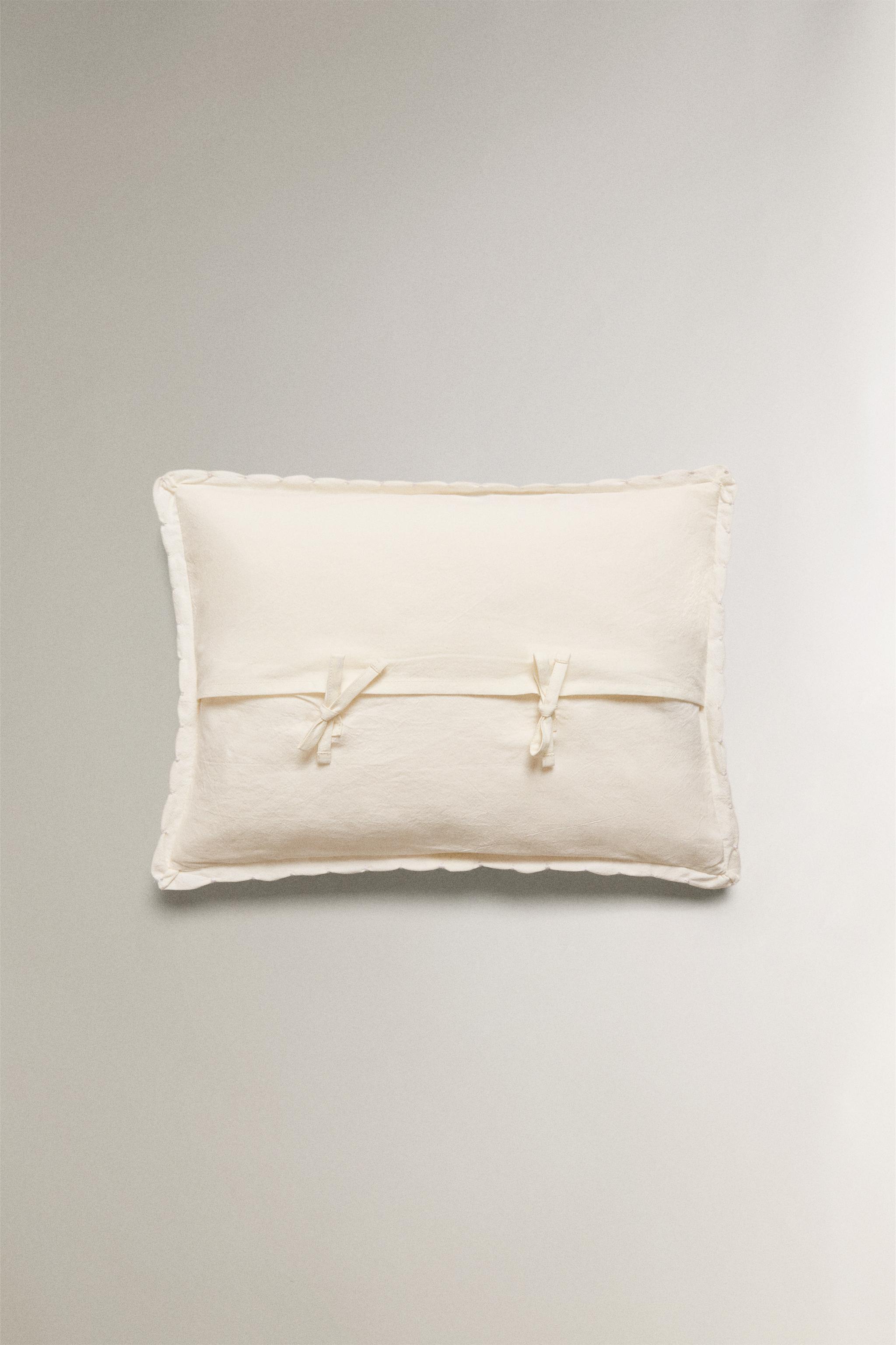 CHILDREN'S THROW PILLOW COVER WITH SCALLOPED EDGE
