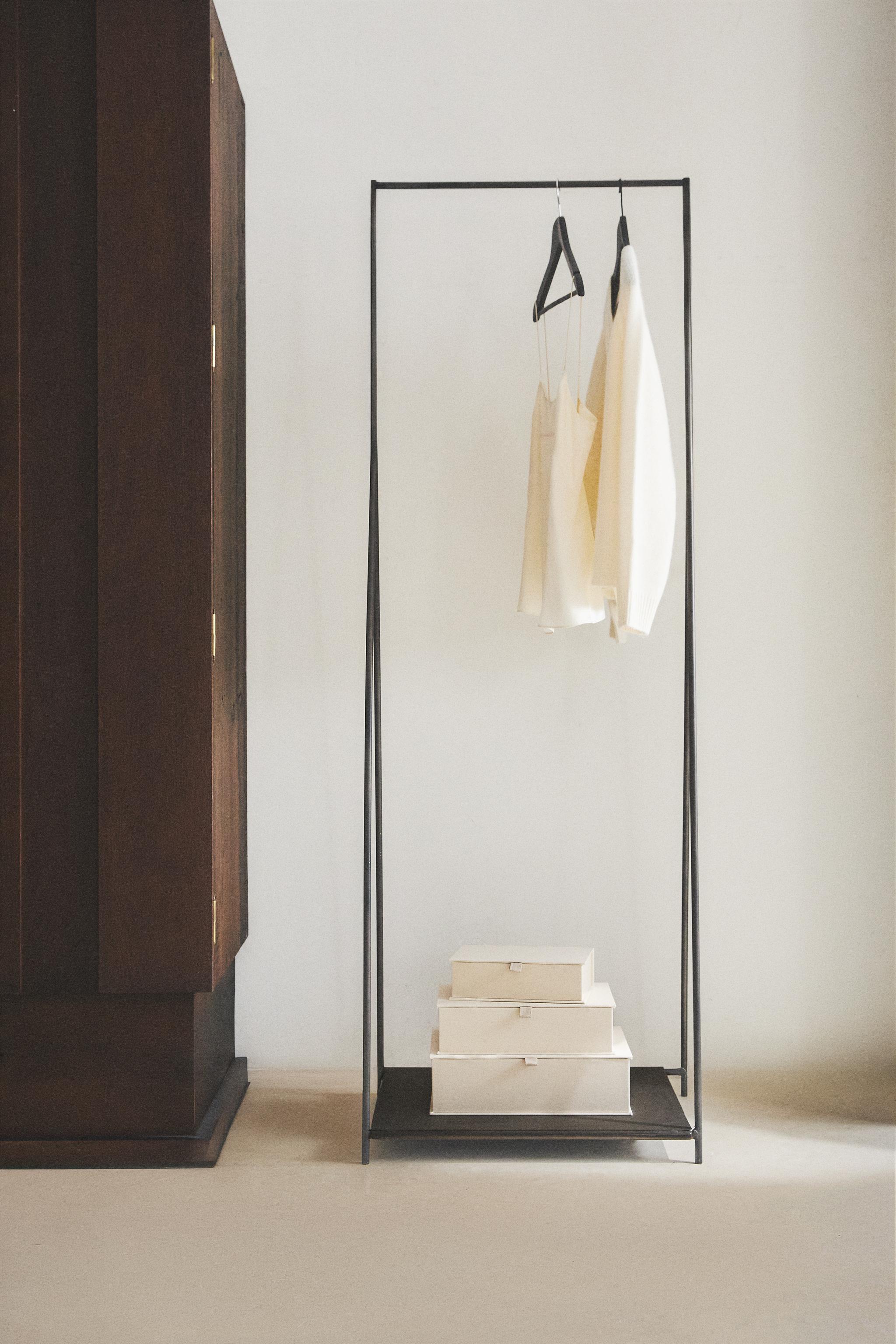 METAL RACK WITH BASE