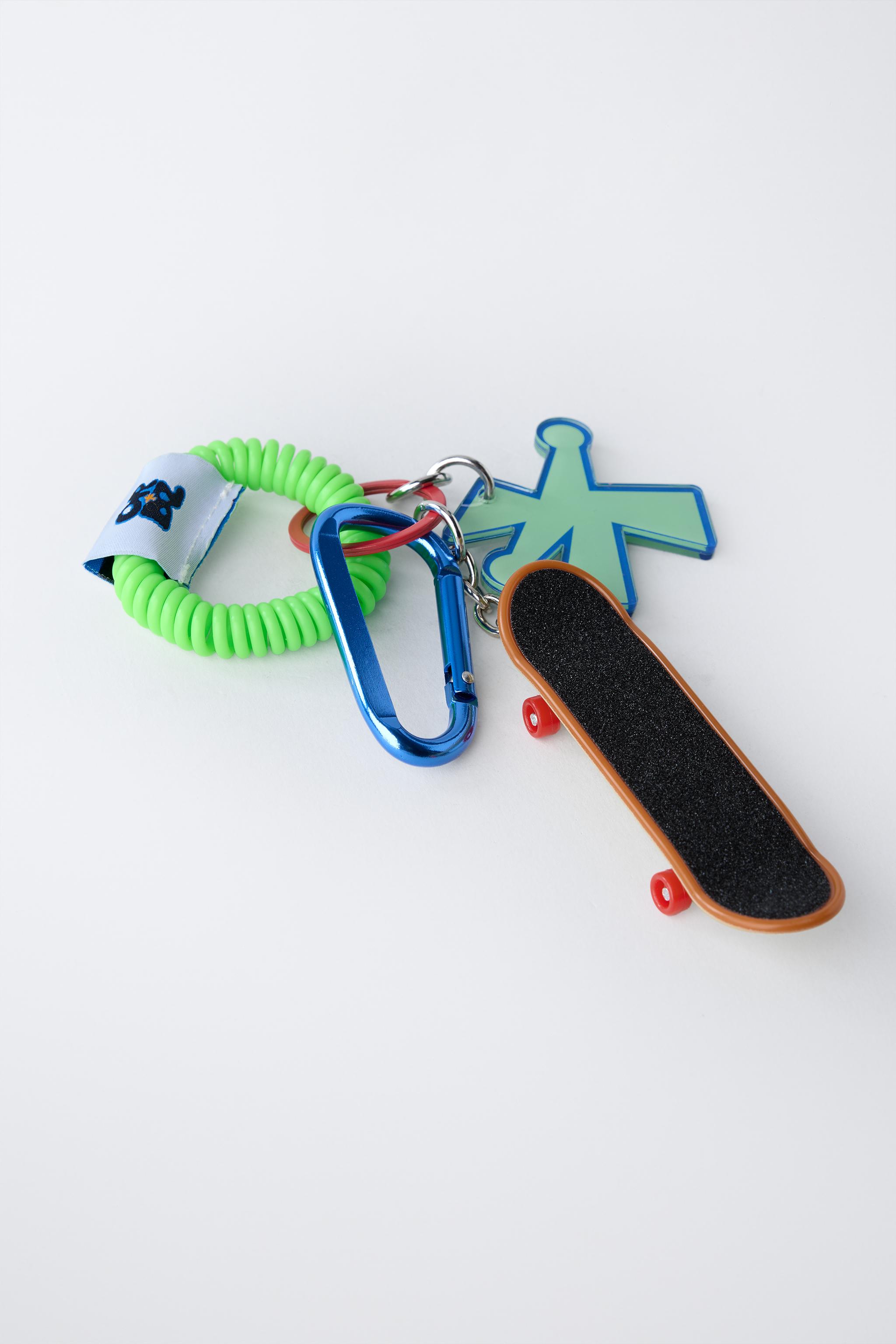 SKATE CARABINER KEYCHAIN
