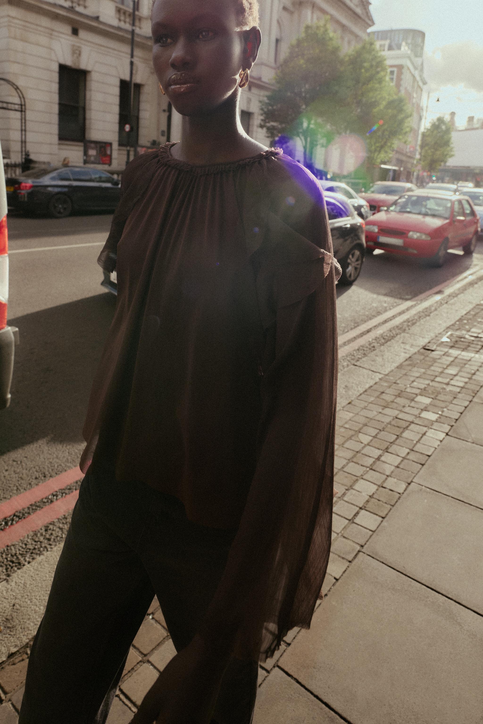 FLOWY RUFFLED BLOUSE