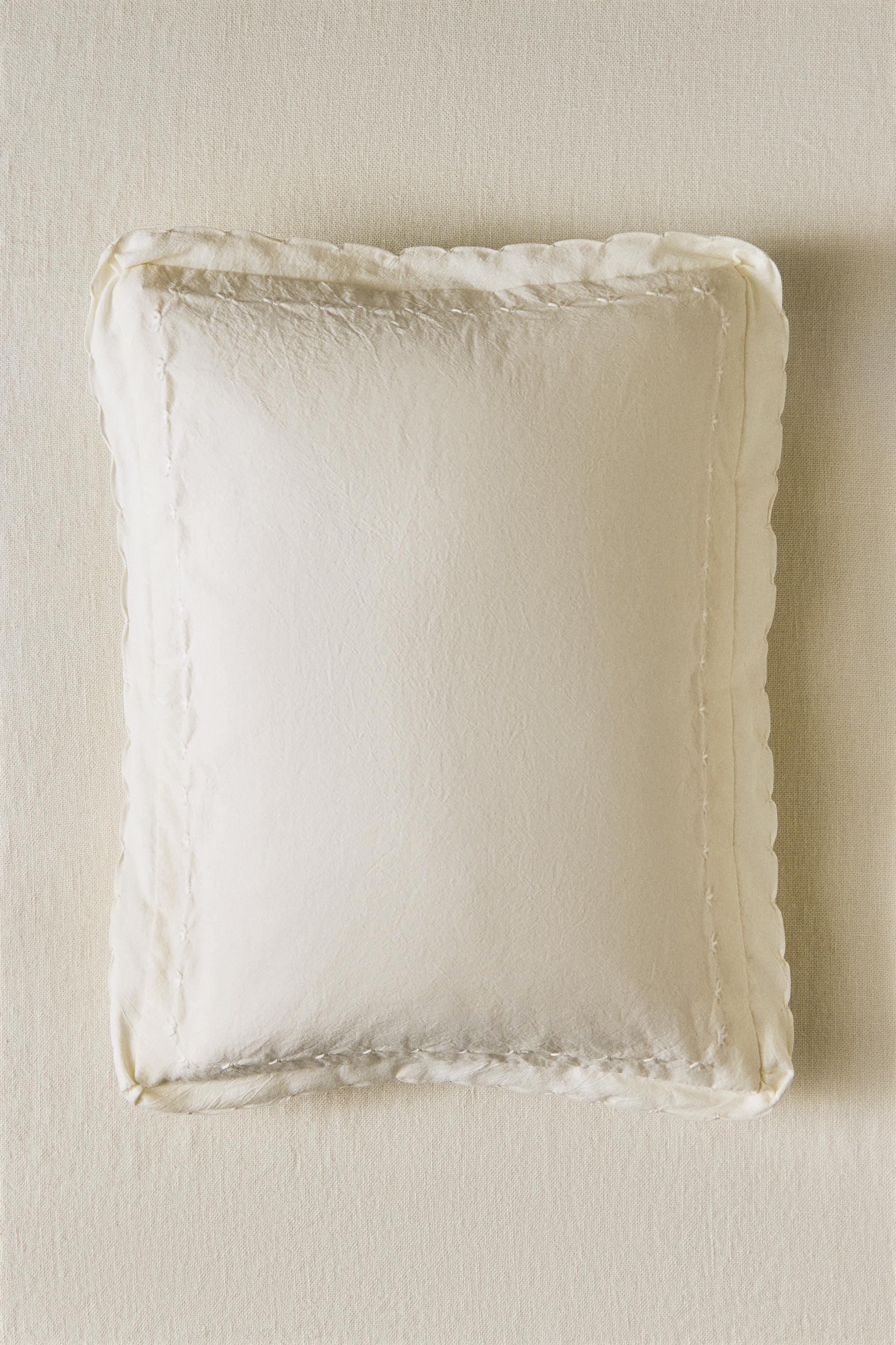 CHILDREN'S THROW PILLOW COVER WITH SCALLOPED EDGE