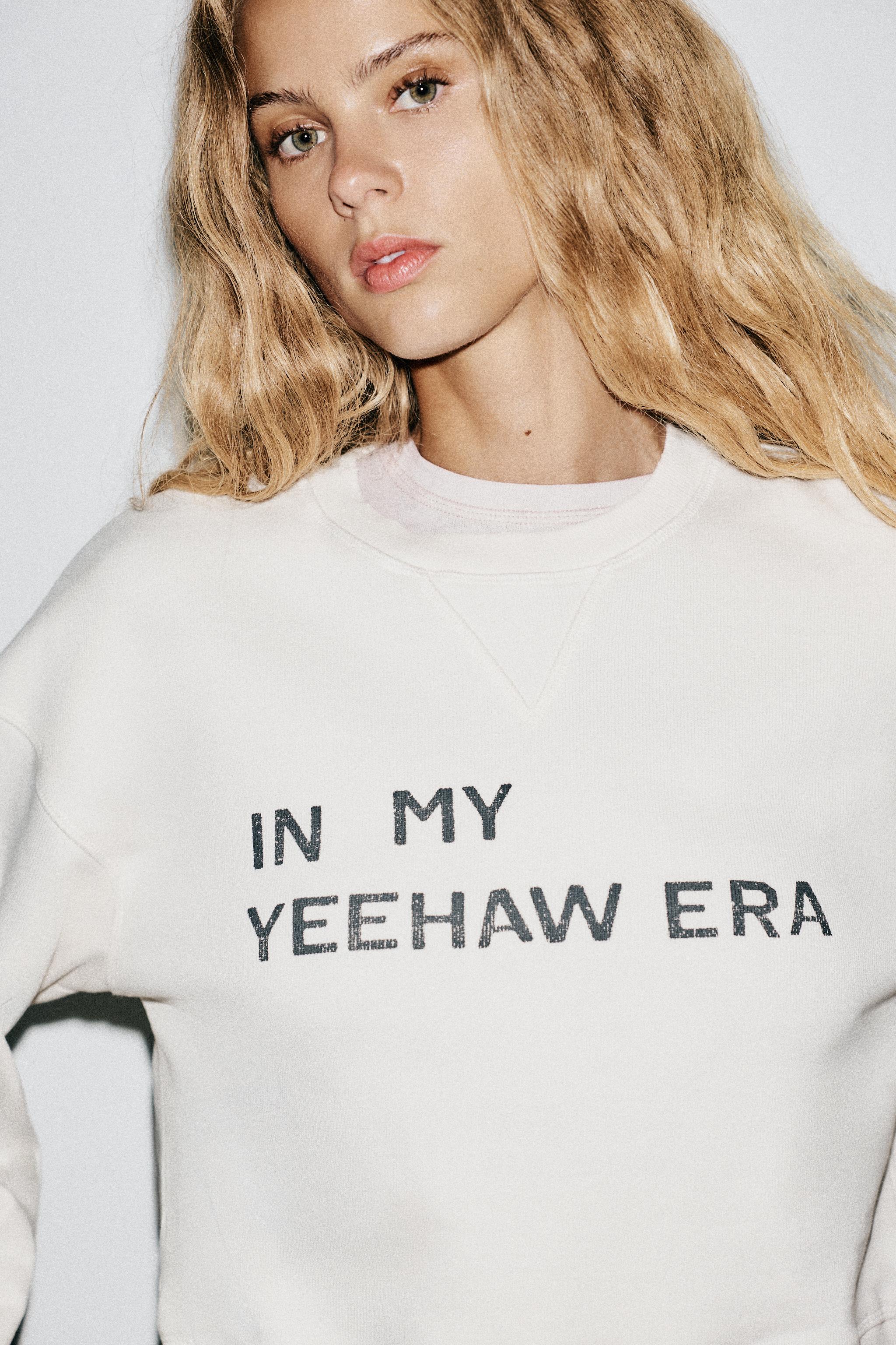TEXT CROP SWEATSHIRT