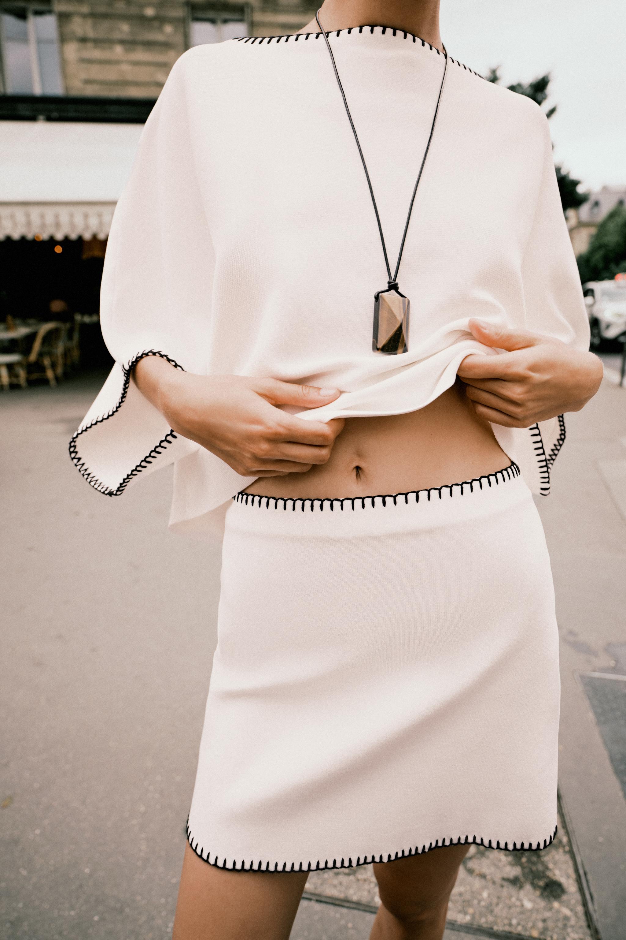 CONTRAST EMBROIDERY KNIT SKIRT