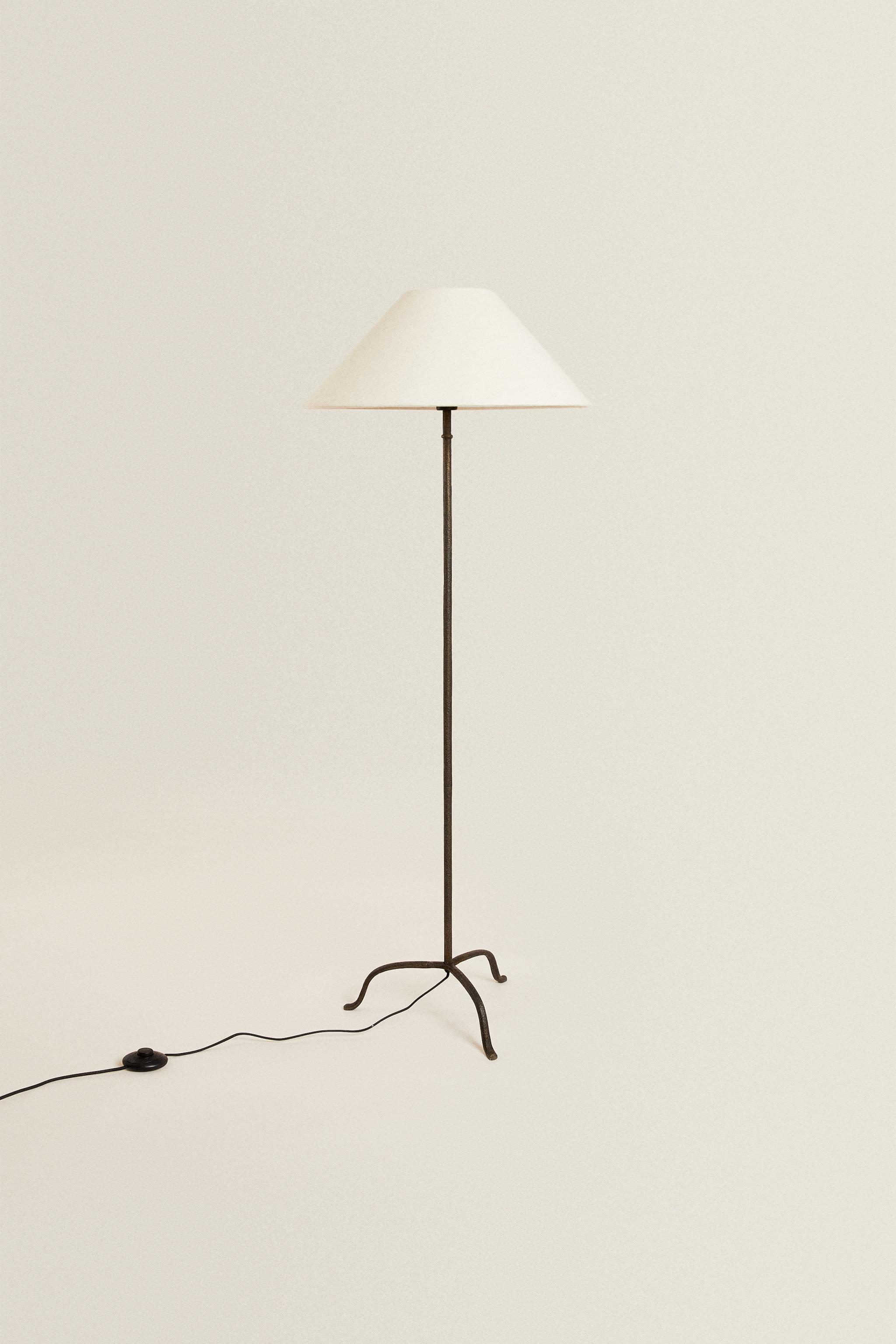 TRIPOD BASE FLOOR LAMP