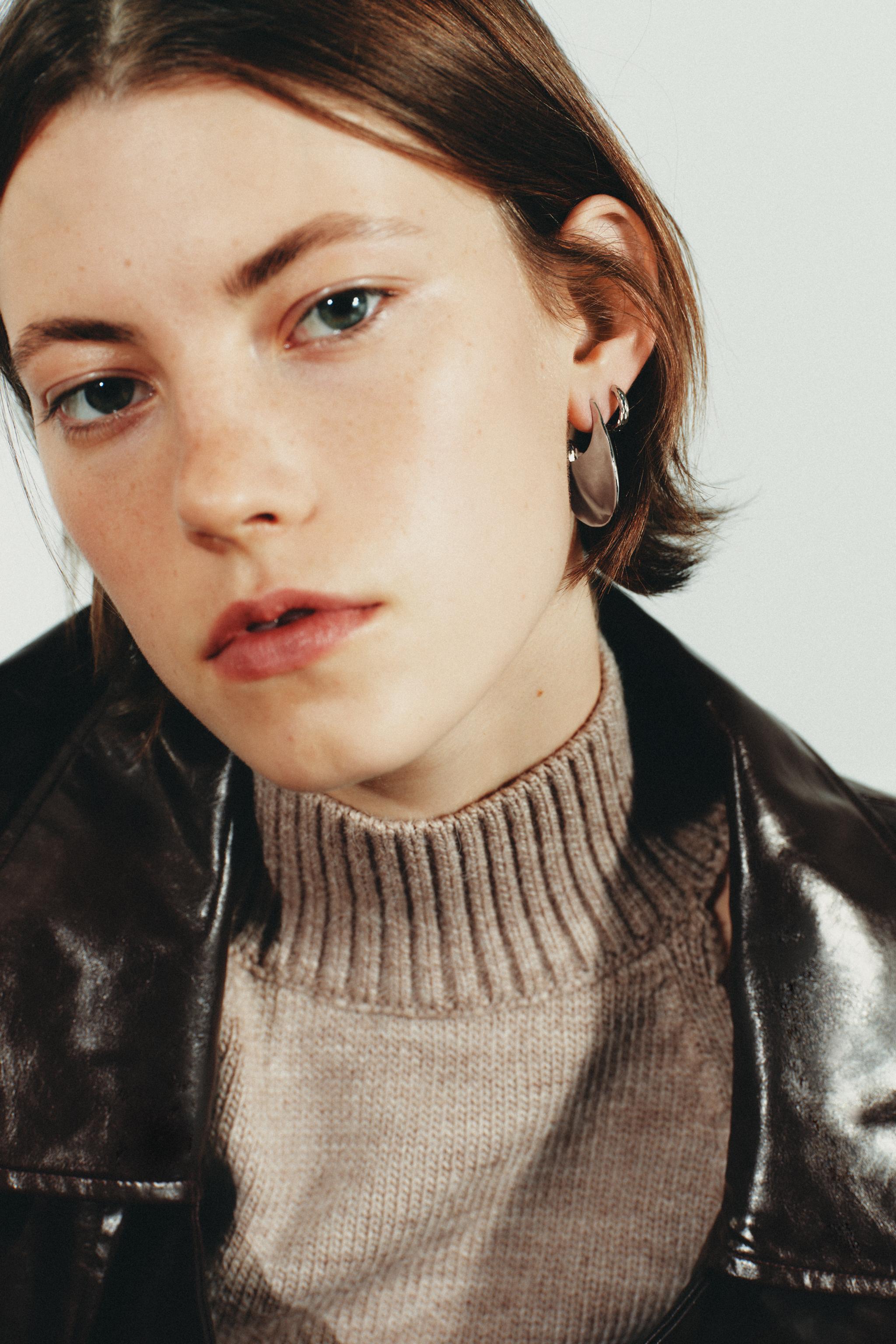 IRREGULAR HOOP METAL EARRINGS