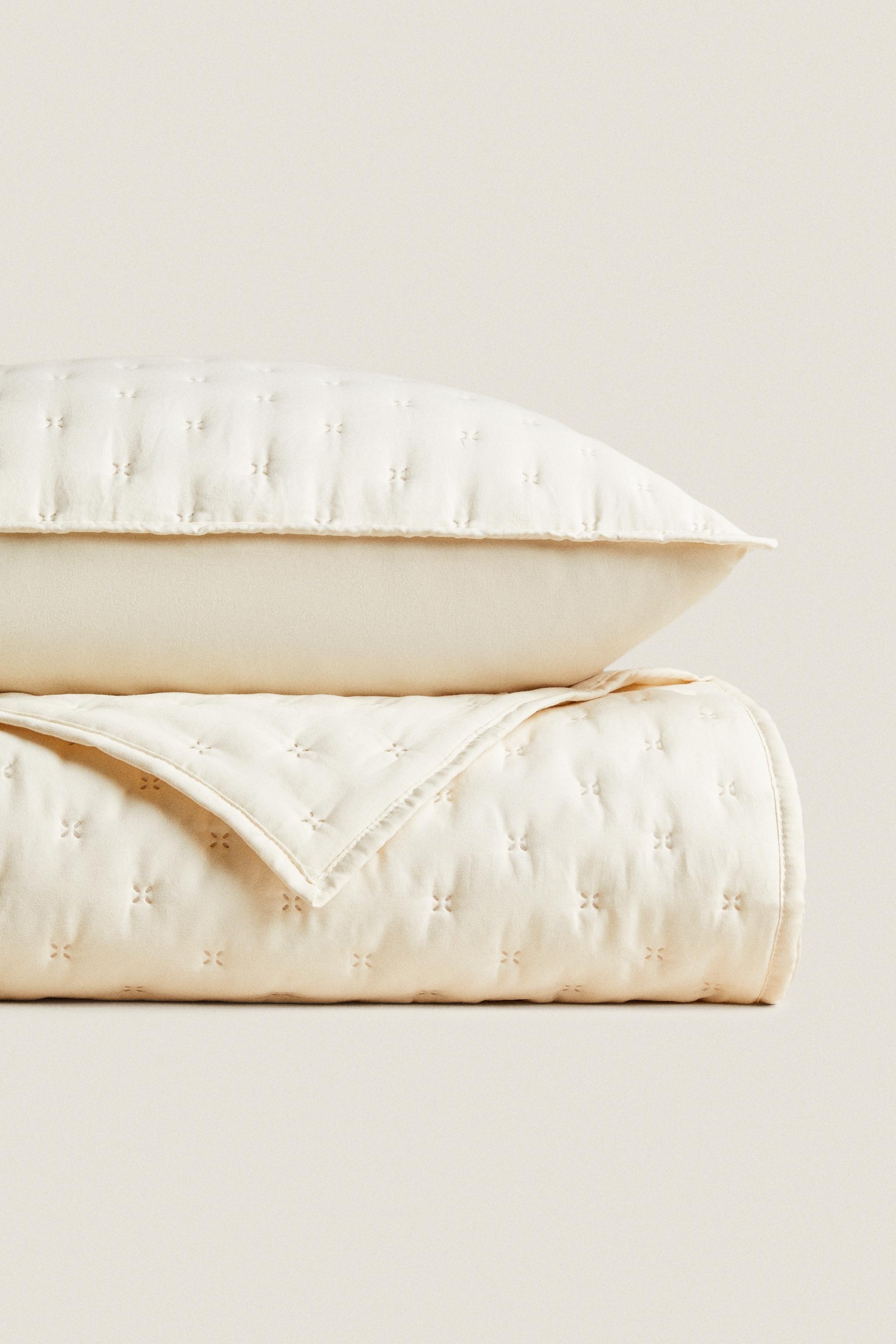 QUILTED QUILT WITH DOTS