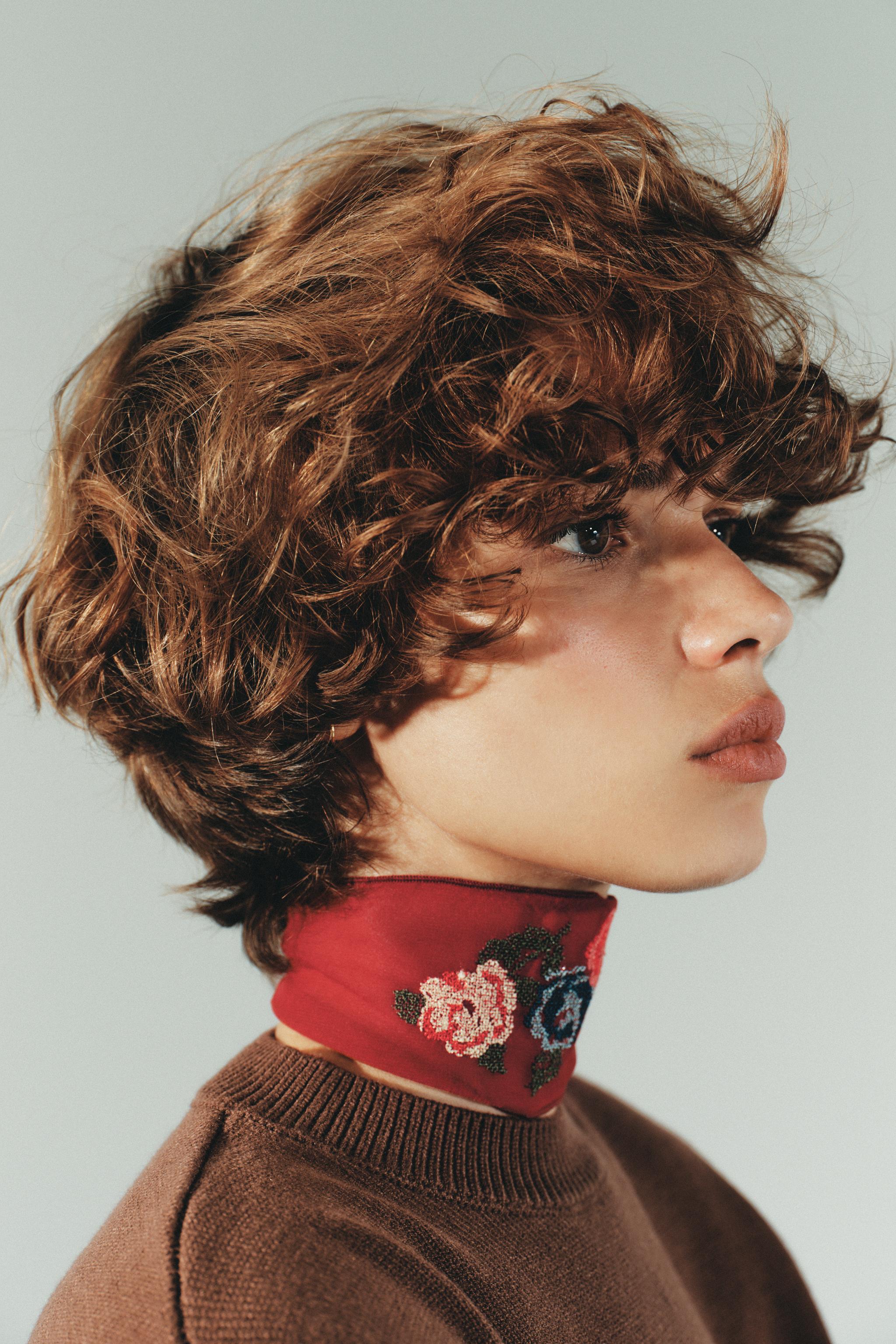 FLORAL EMBROIDERY CHOKER SCARF