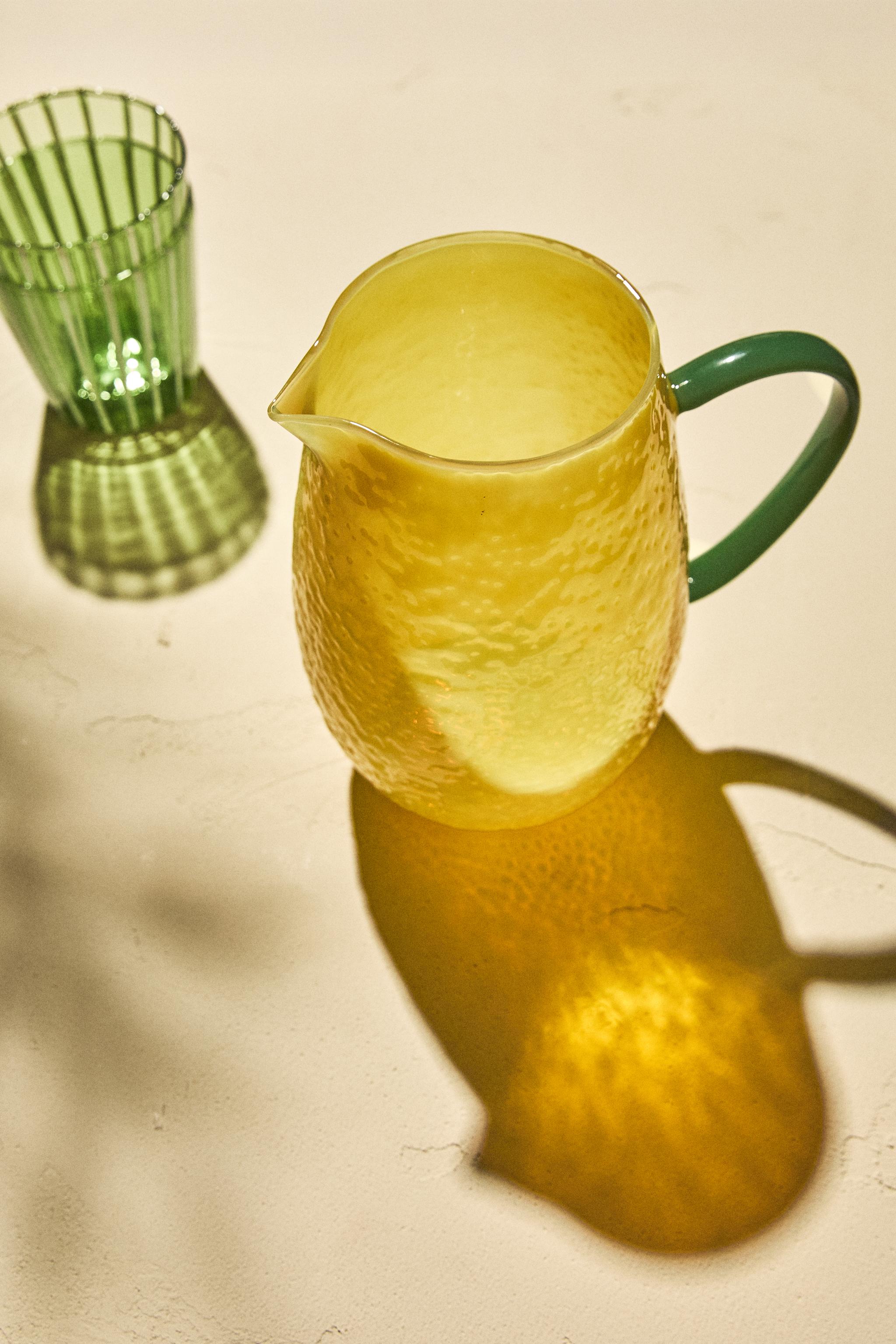 BOROSILICATE PITCHER WITH CONTRAST HANDLE