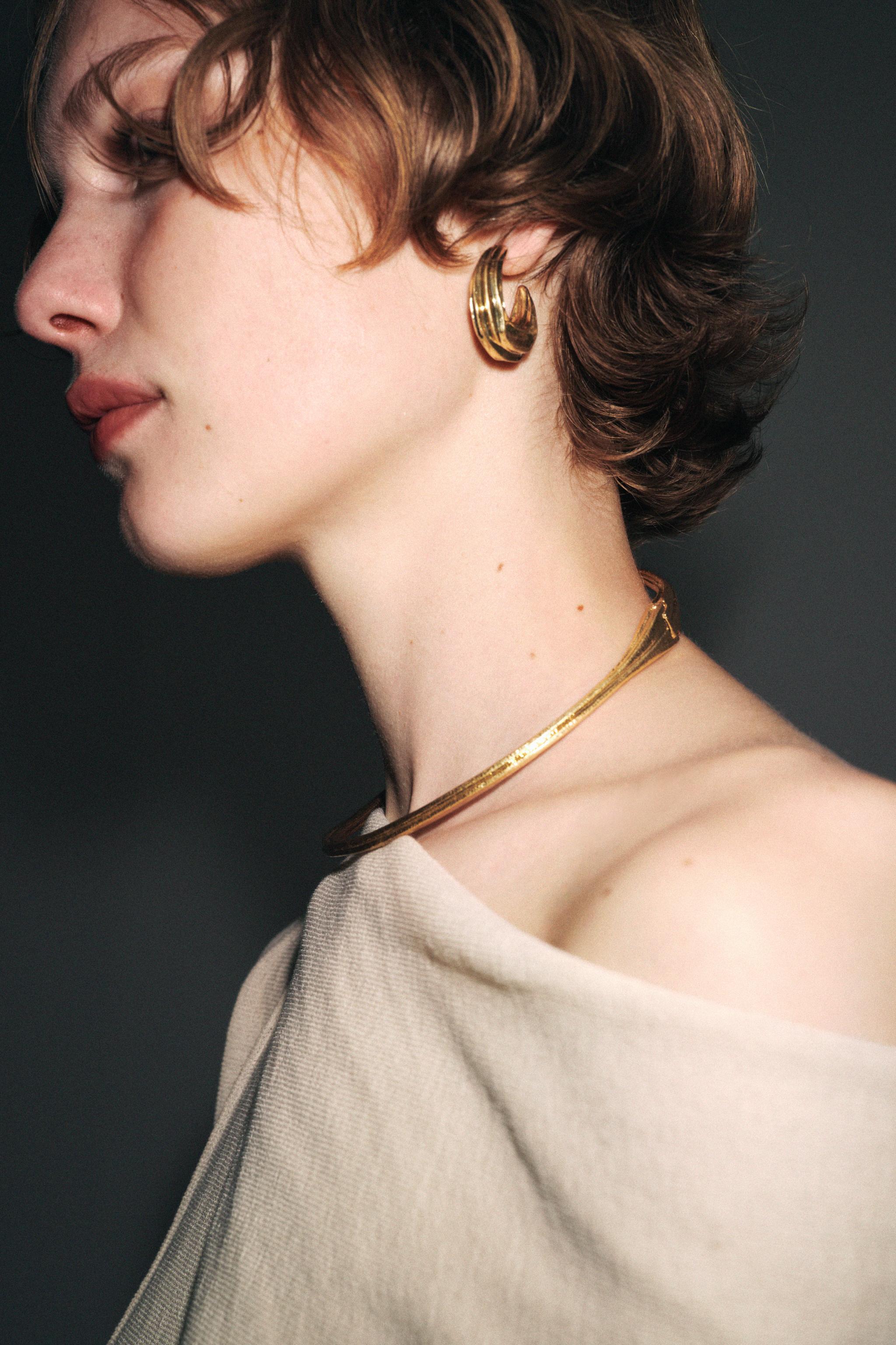 TEXTURED MEDIUM HOOP EARRINGS