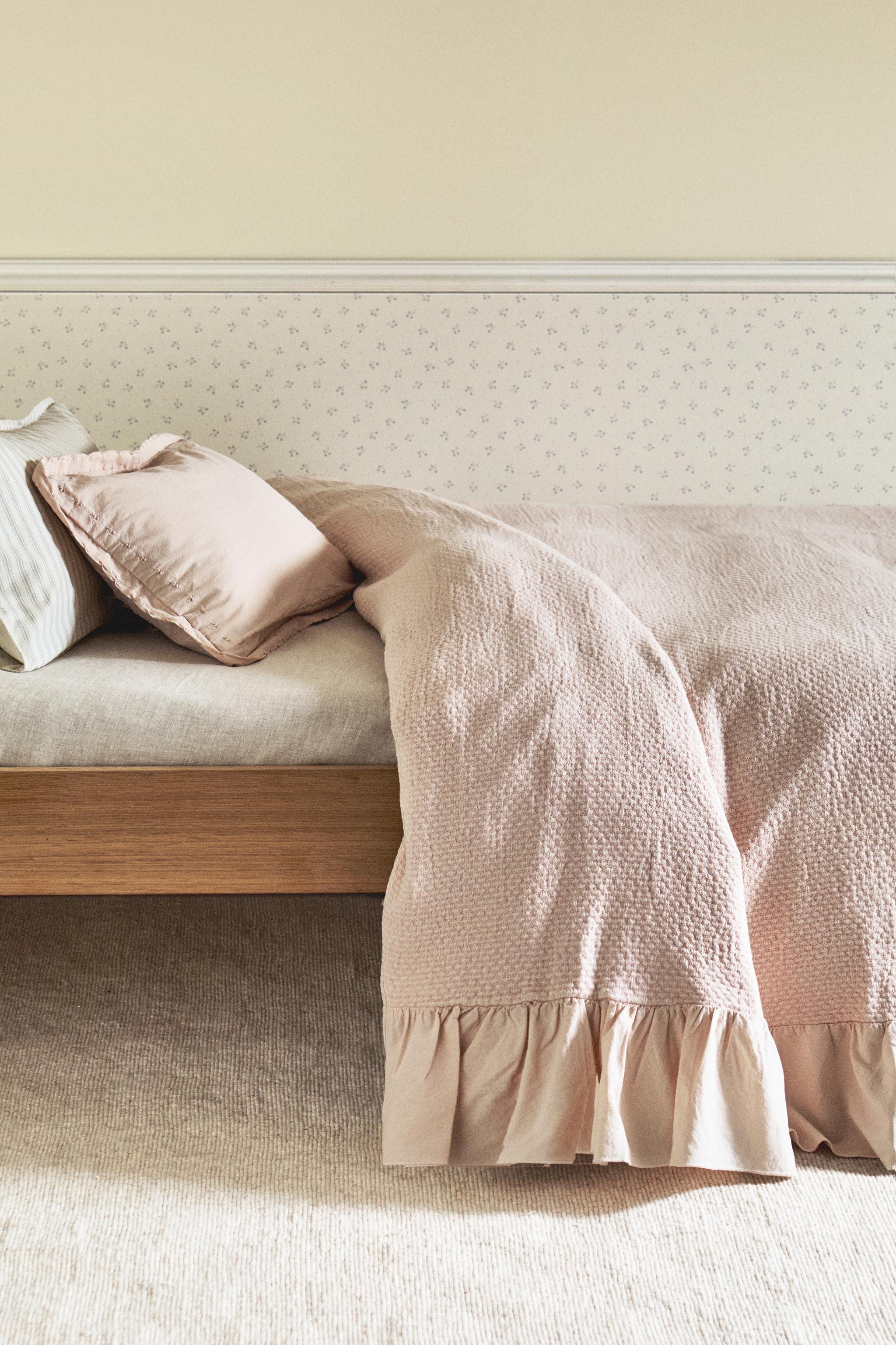 CHILDREN'S BEDSPREAD WITH RUFFLES