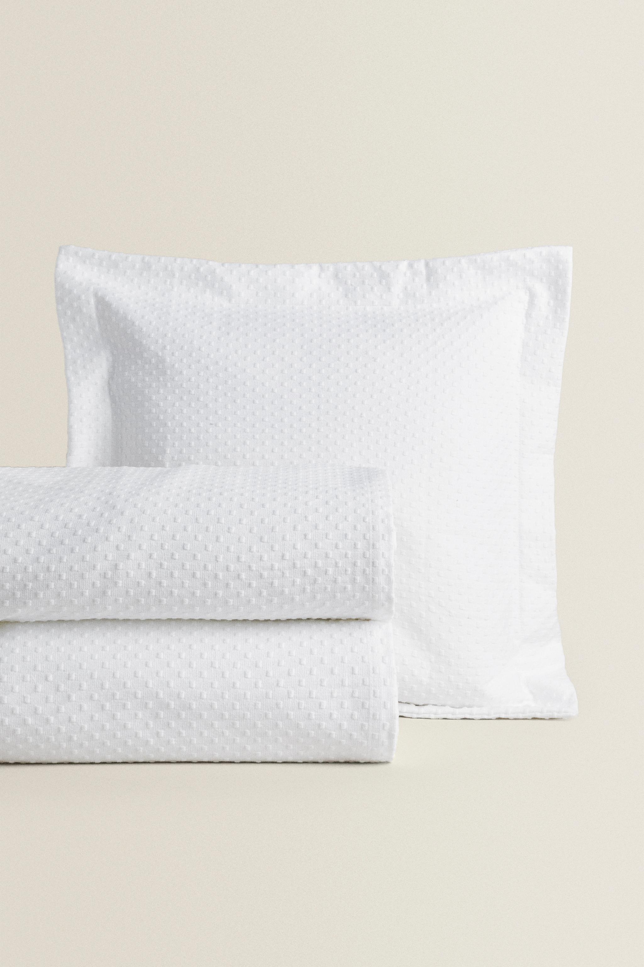 BEDSPREAD WITH POLKA DOT DESIGN