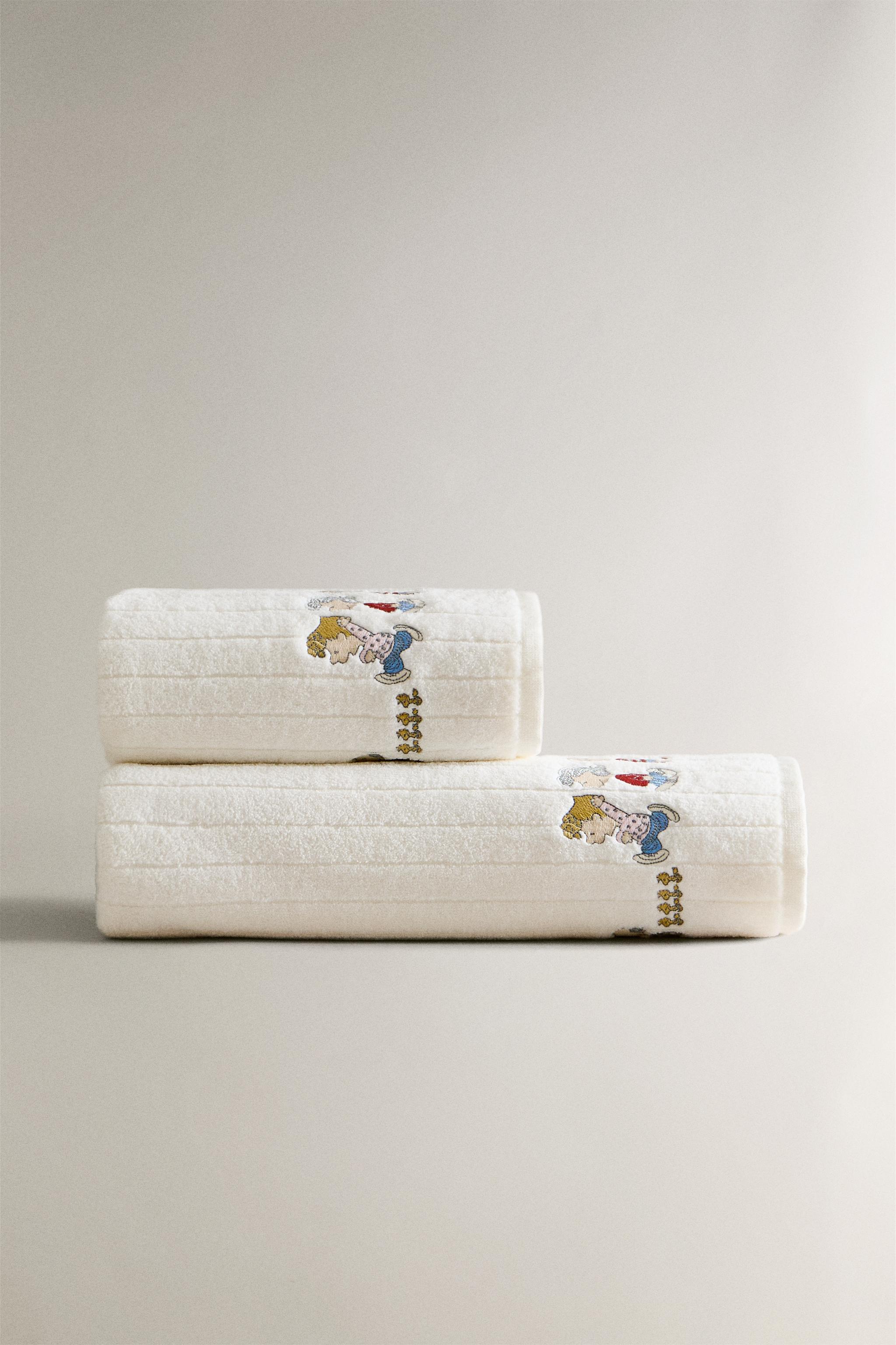 CHILDREN’S VELOUR PEANUTS™ BATH TOWEL