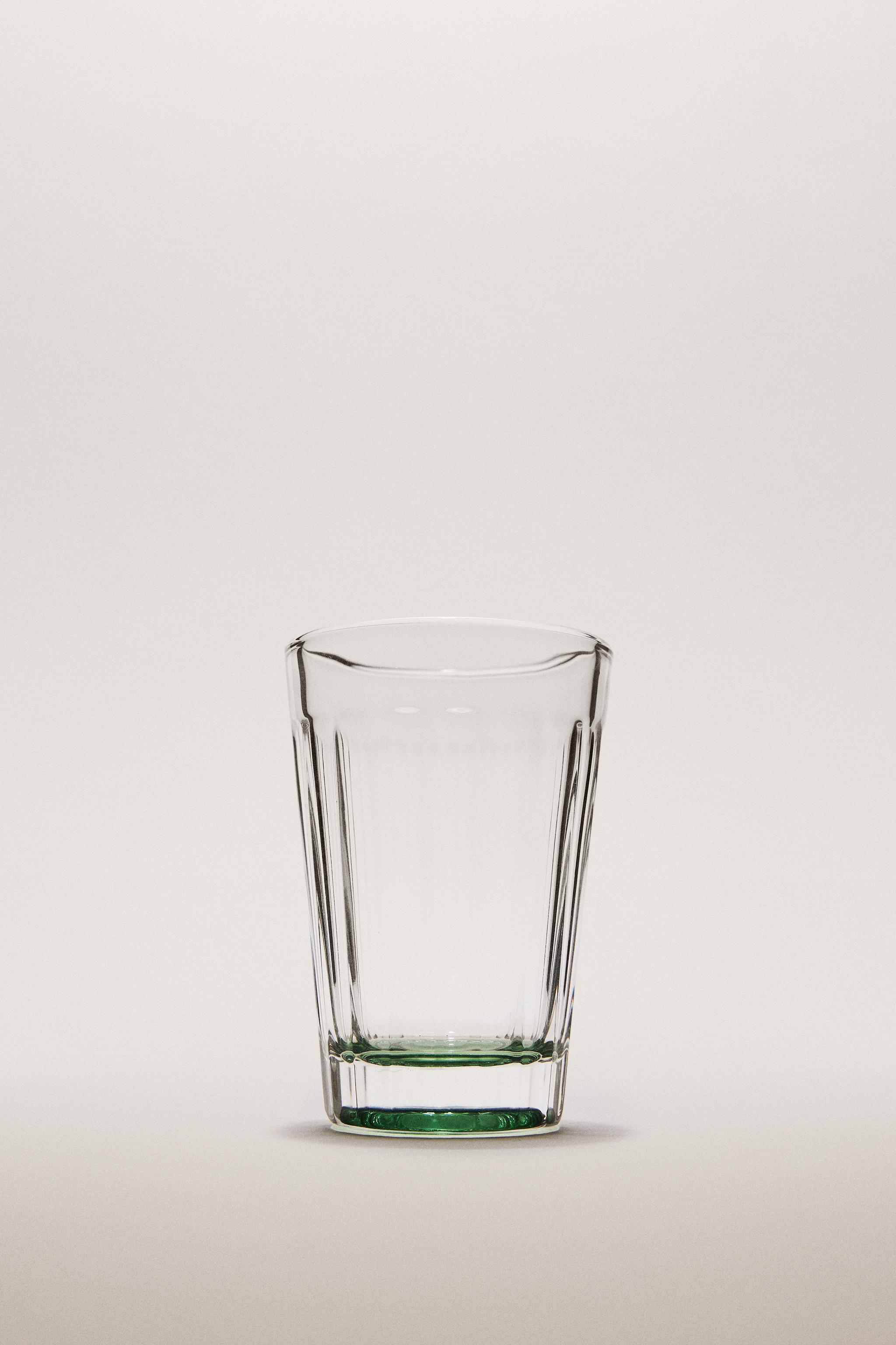GLASS TUMBLER WITH A COLORED BASE