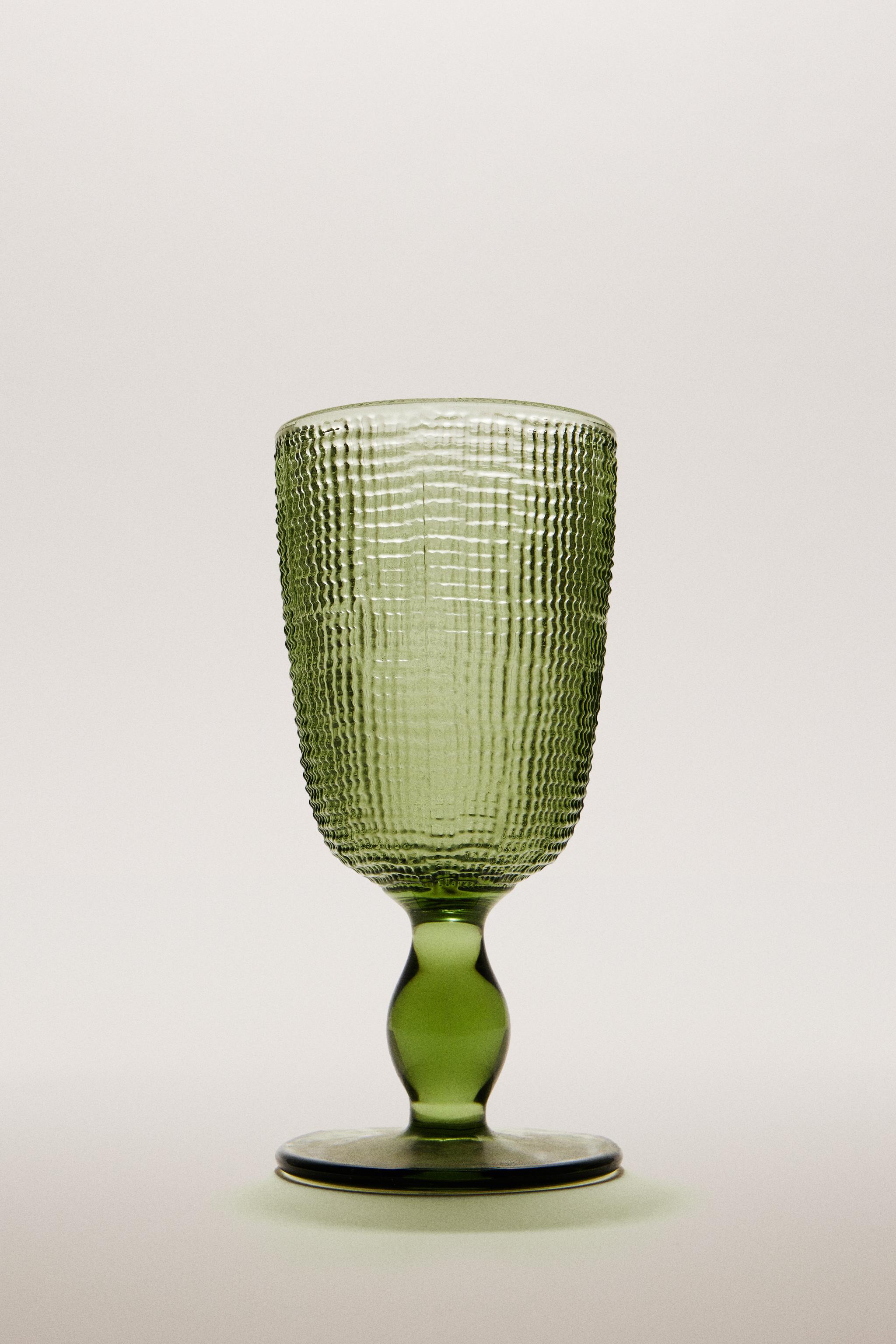 RAISED DESIGN WINE GLASS