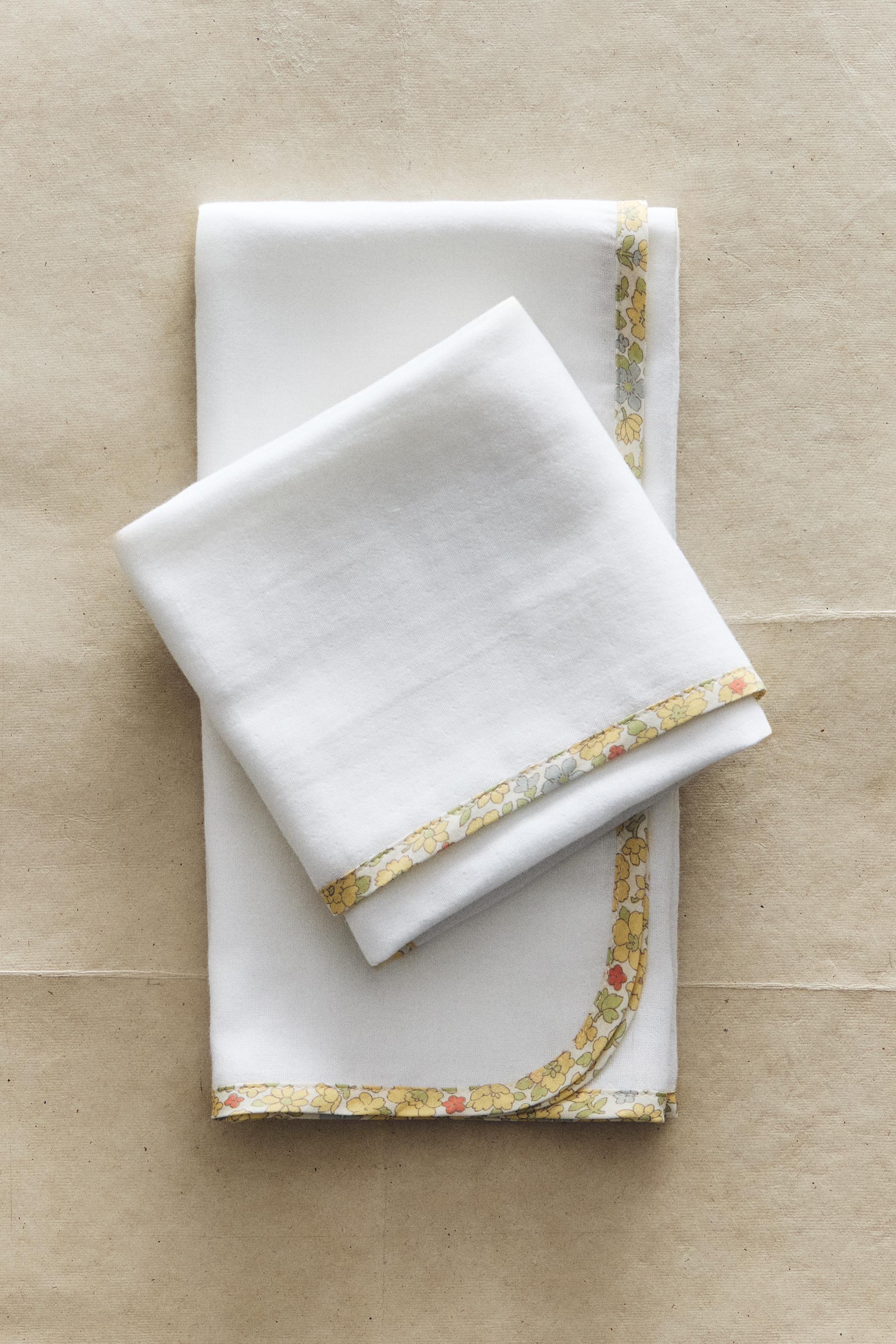 SET OF CHILDREN'S MUSLIN CLOTHS WITH FLORAL PIPING