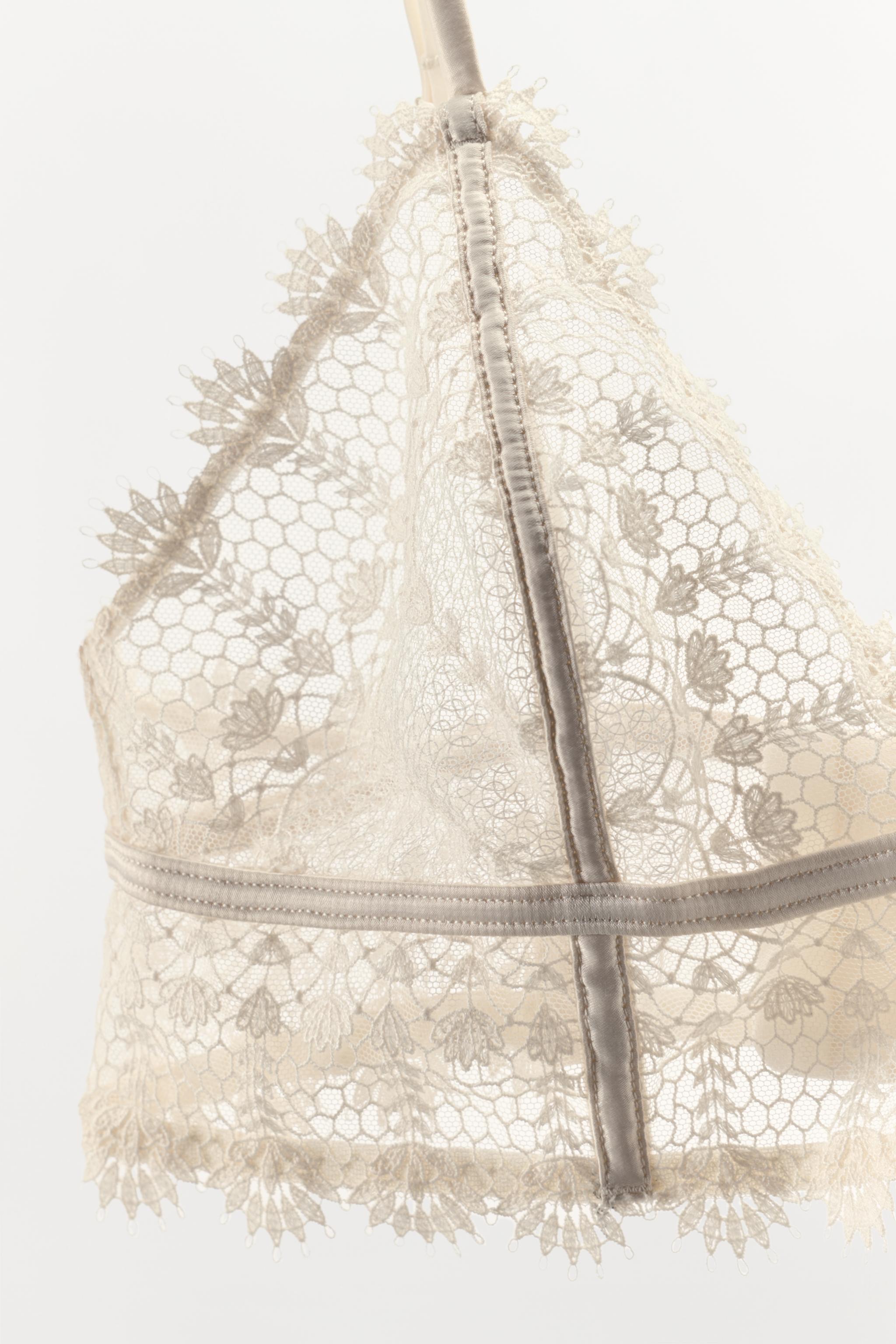 GUIPURE LACE TRIM TRIANGLE BRALETTE