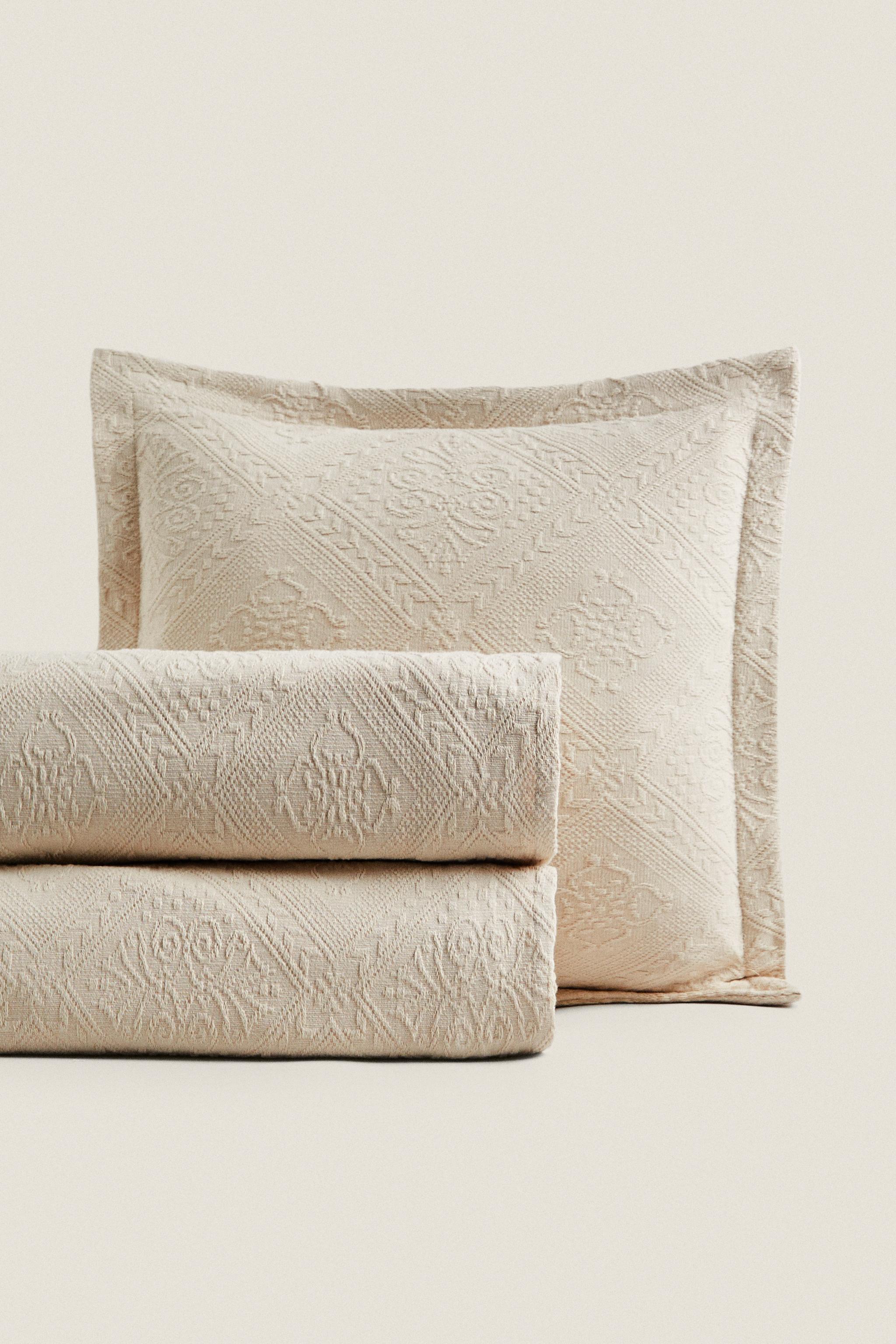 COTTON BEDSPREAD WITH A GEOMETRIC DESIGN