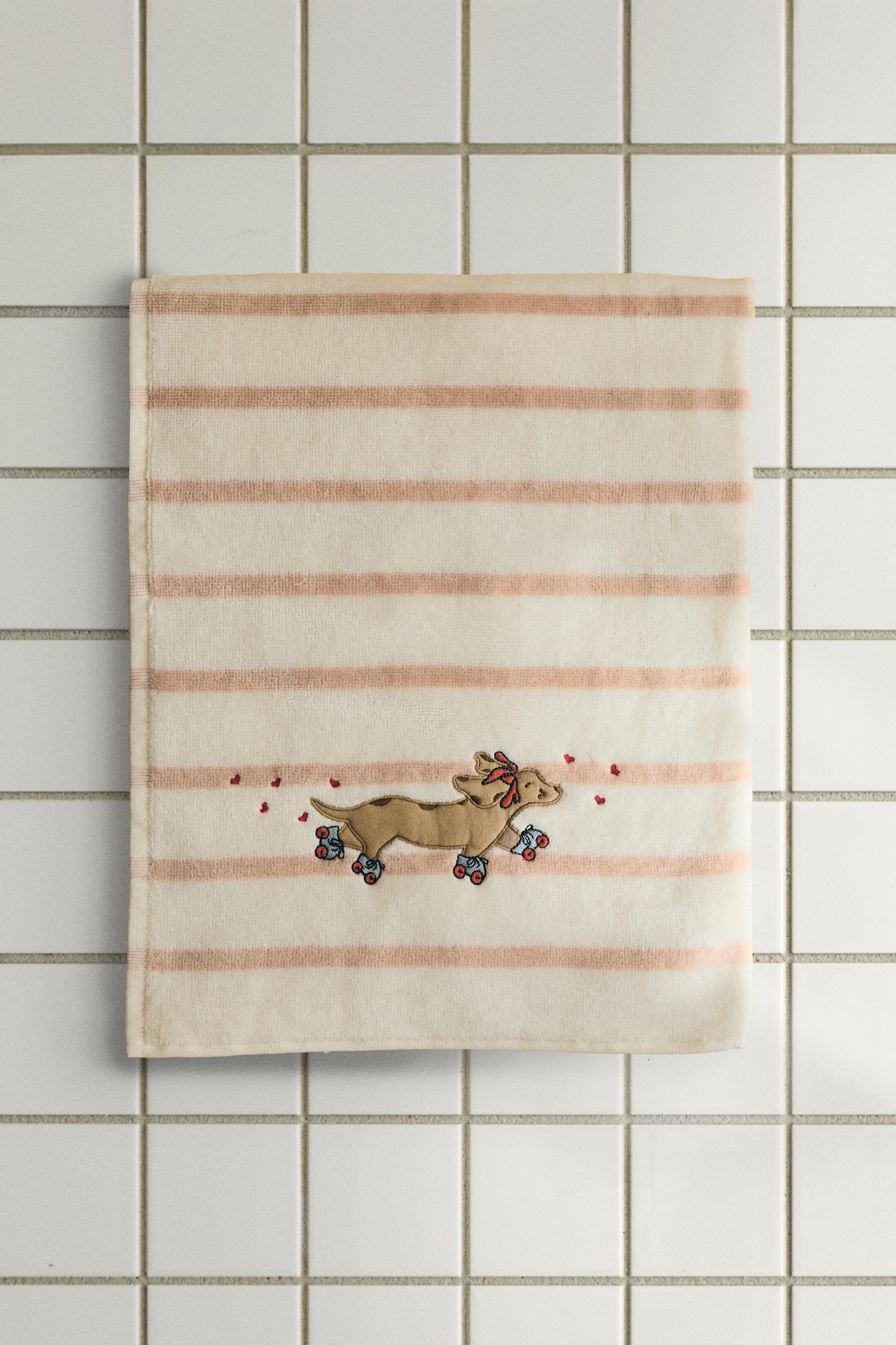 CHILDREN'S STRIPED BATH TOWEL WITH SKATING DOG