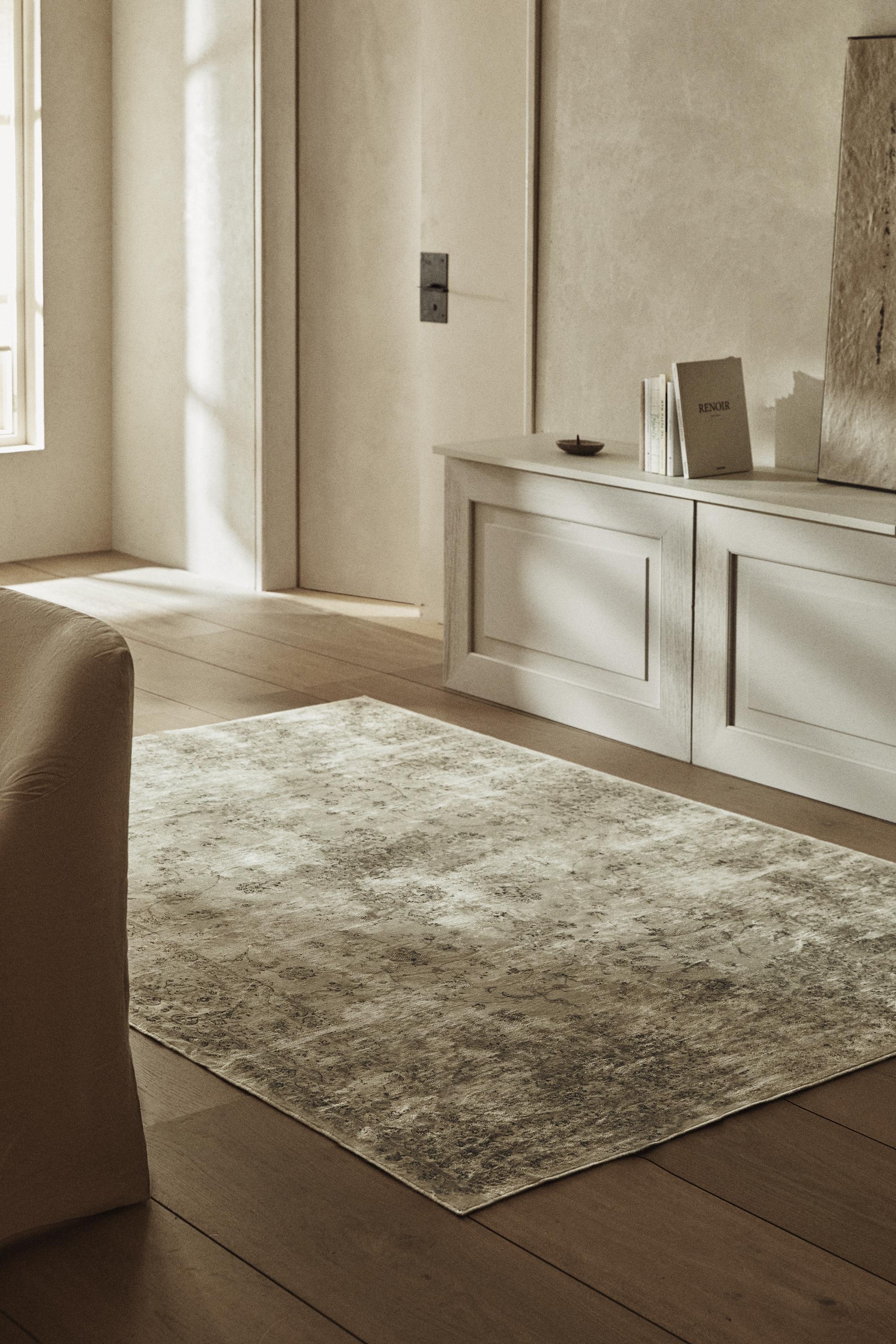 VINTAGE STYLE AREA RUG