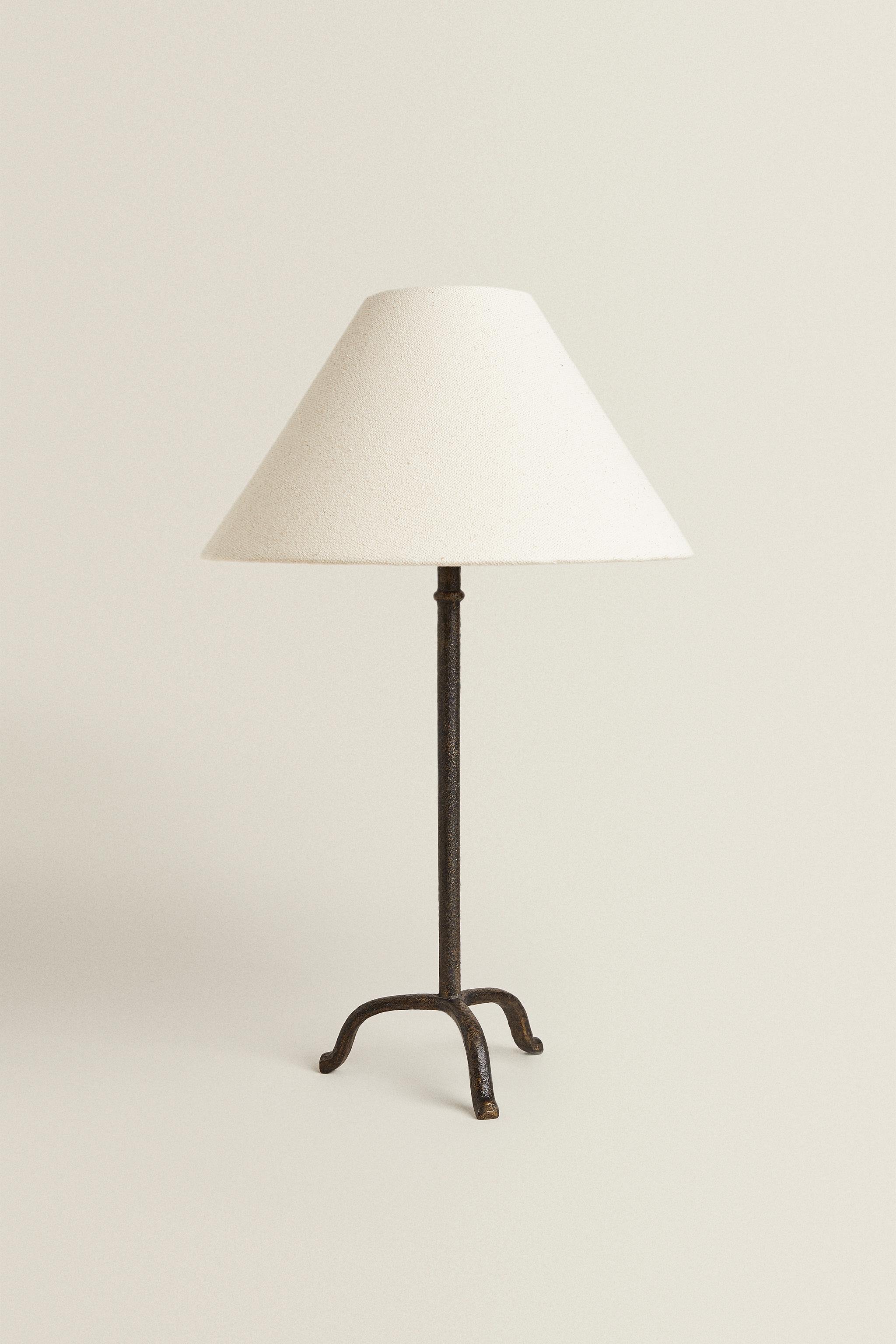 TRIPOD BASE TABLE LAMP