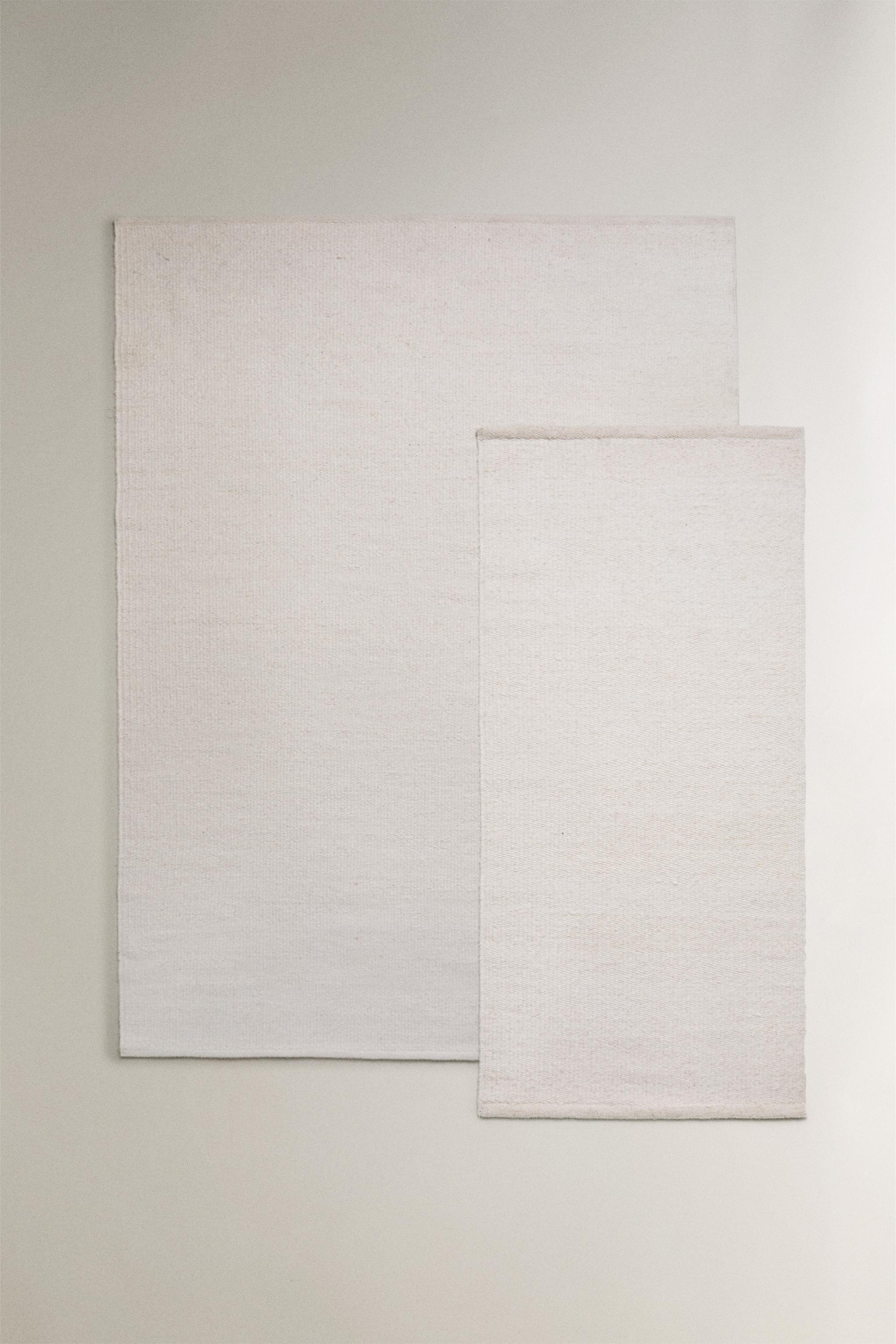 LIGHT-COLORED WOOL AREA RUG