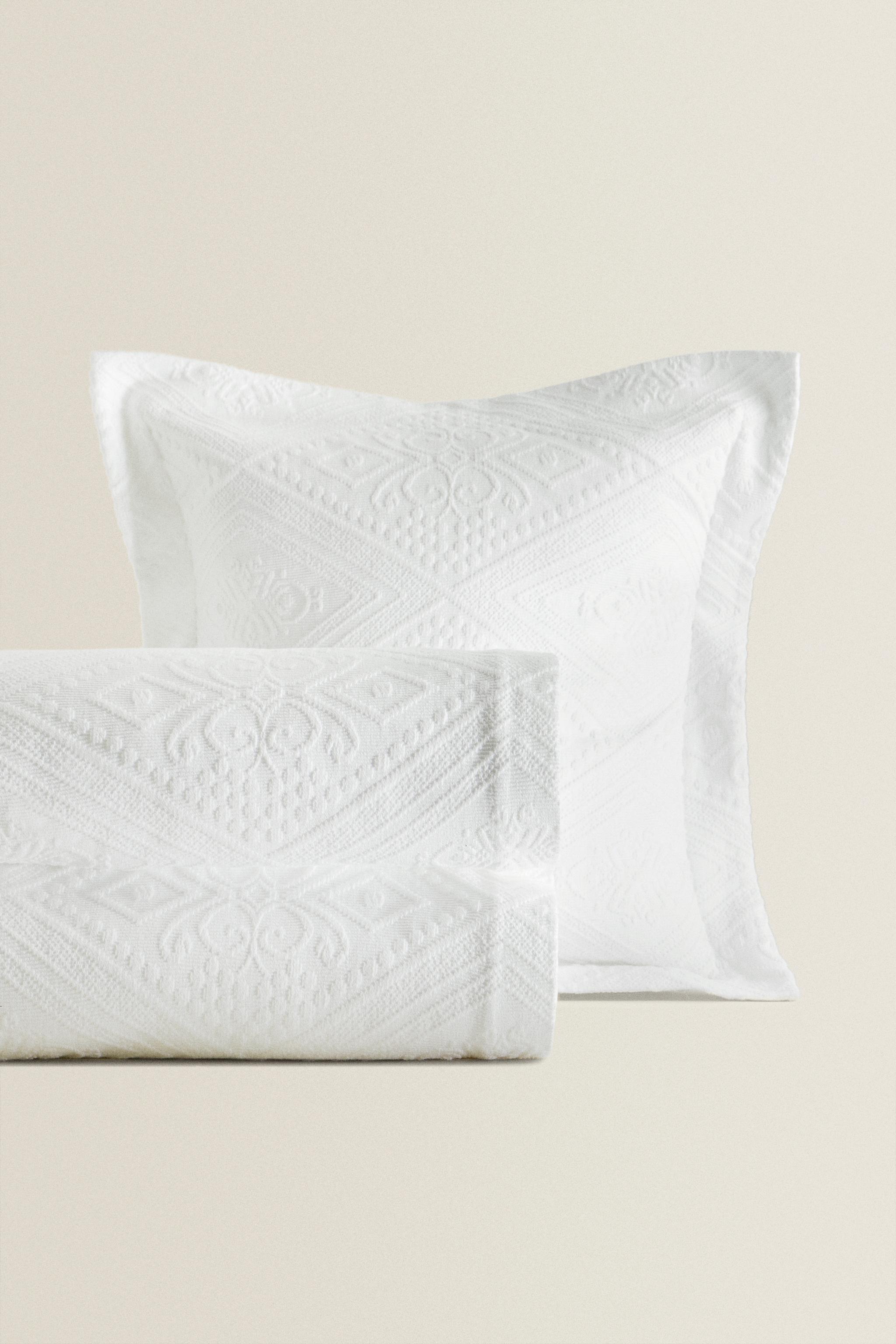 COTTON BEDSPREAD WITH A GEOMETRIC DESIGN