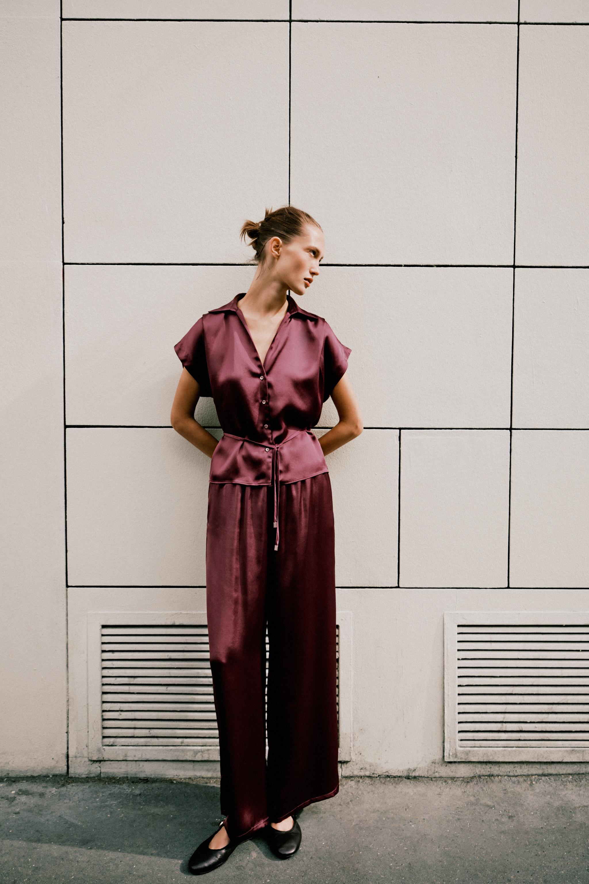 BELTED SATIN EFFECT SHIRT