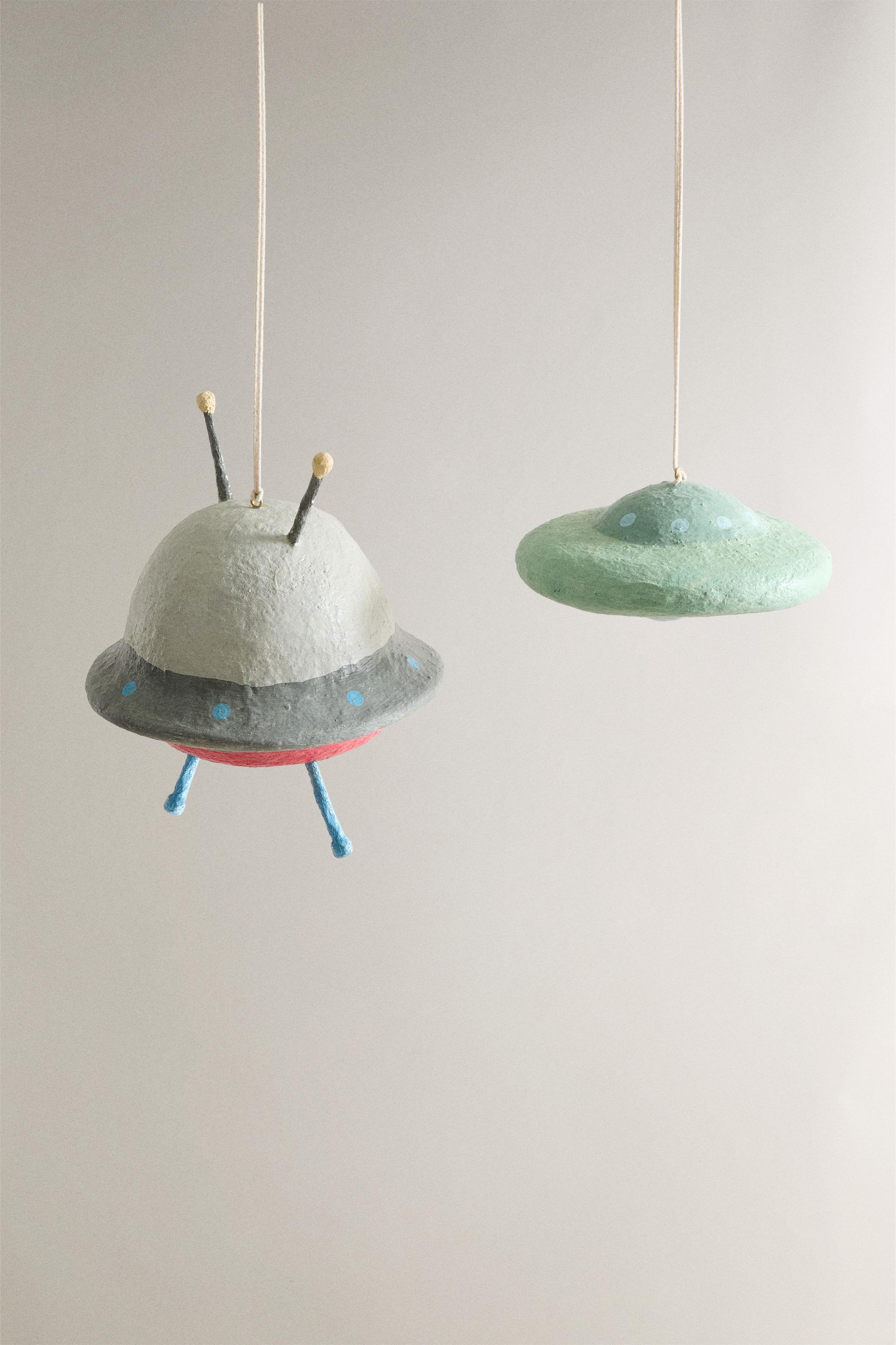 SET OF FLYING SAUCERS (SET OF 2)