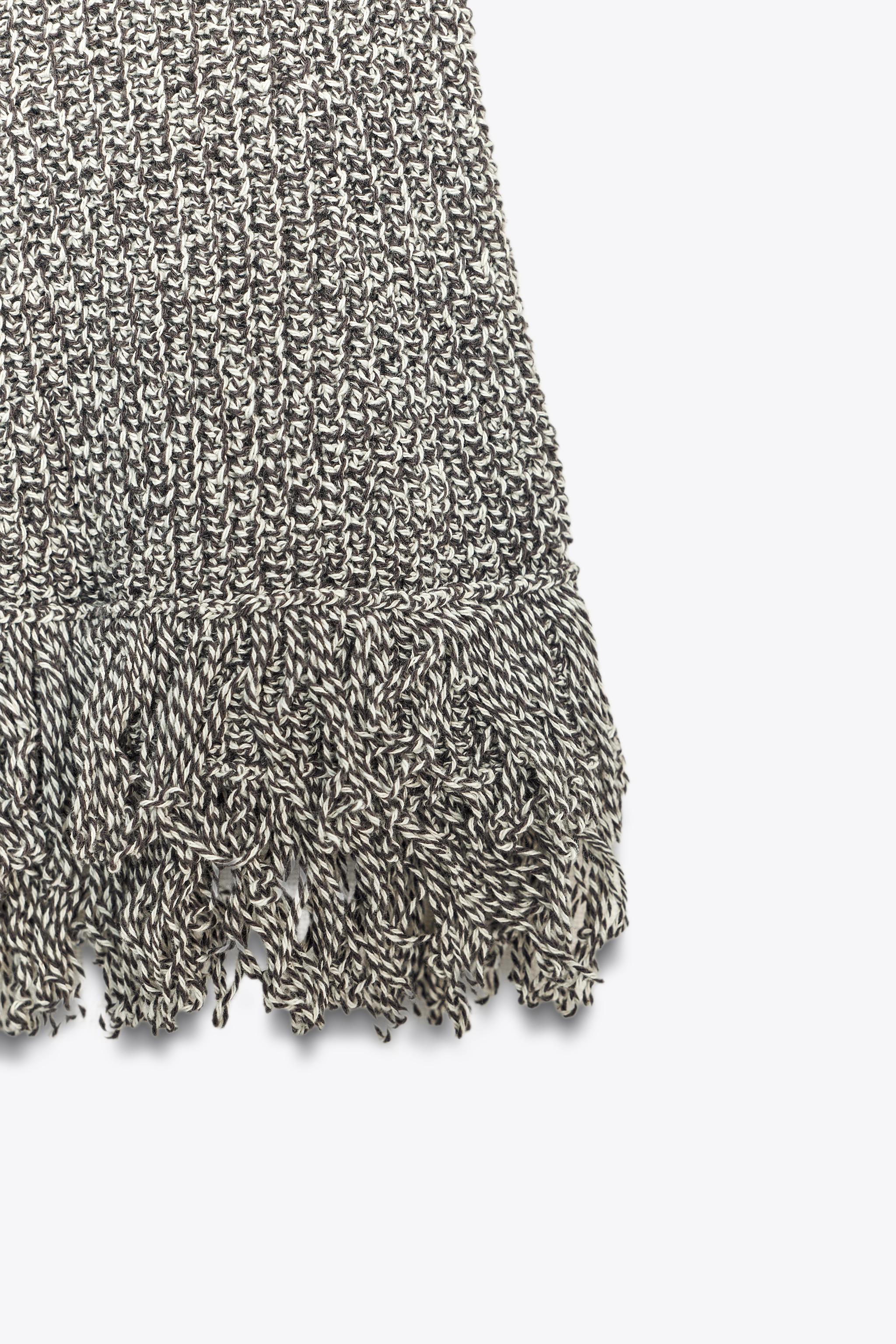 FITTED FRINGED KNIT TOP