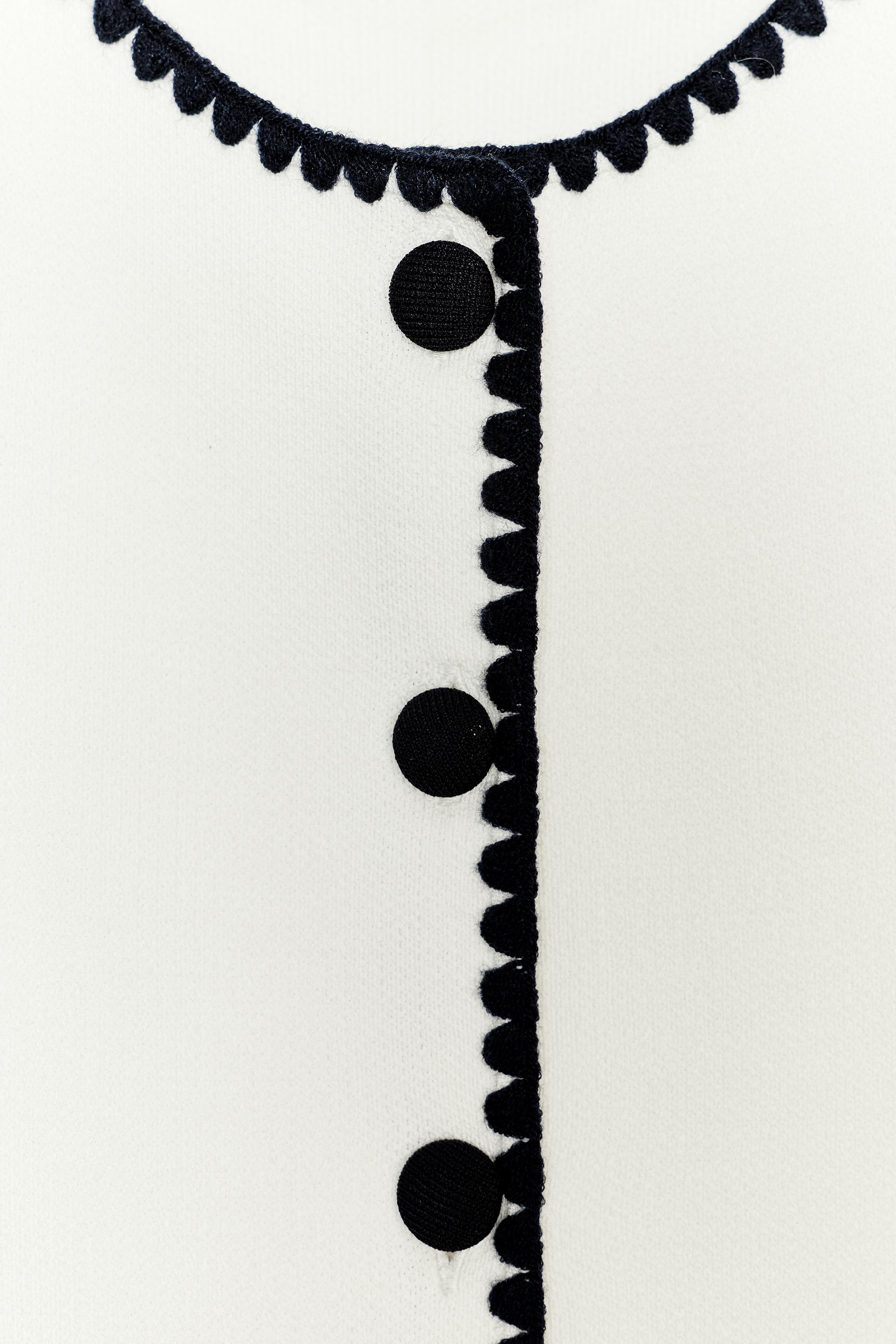 CONTRAST EMBROIDERY KNIT VEST