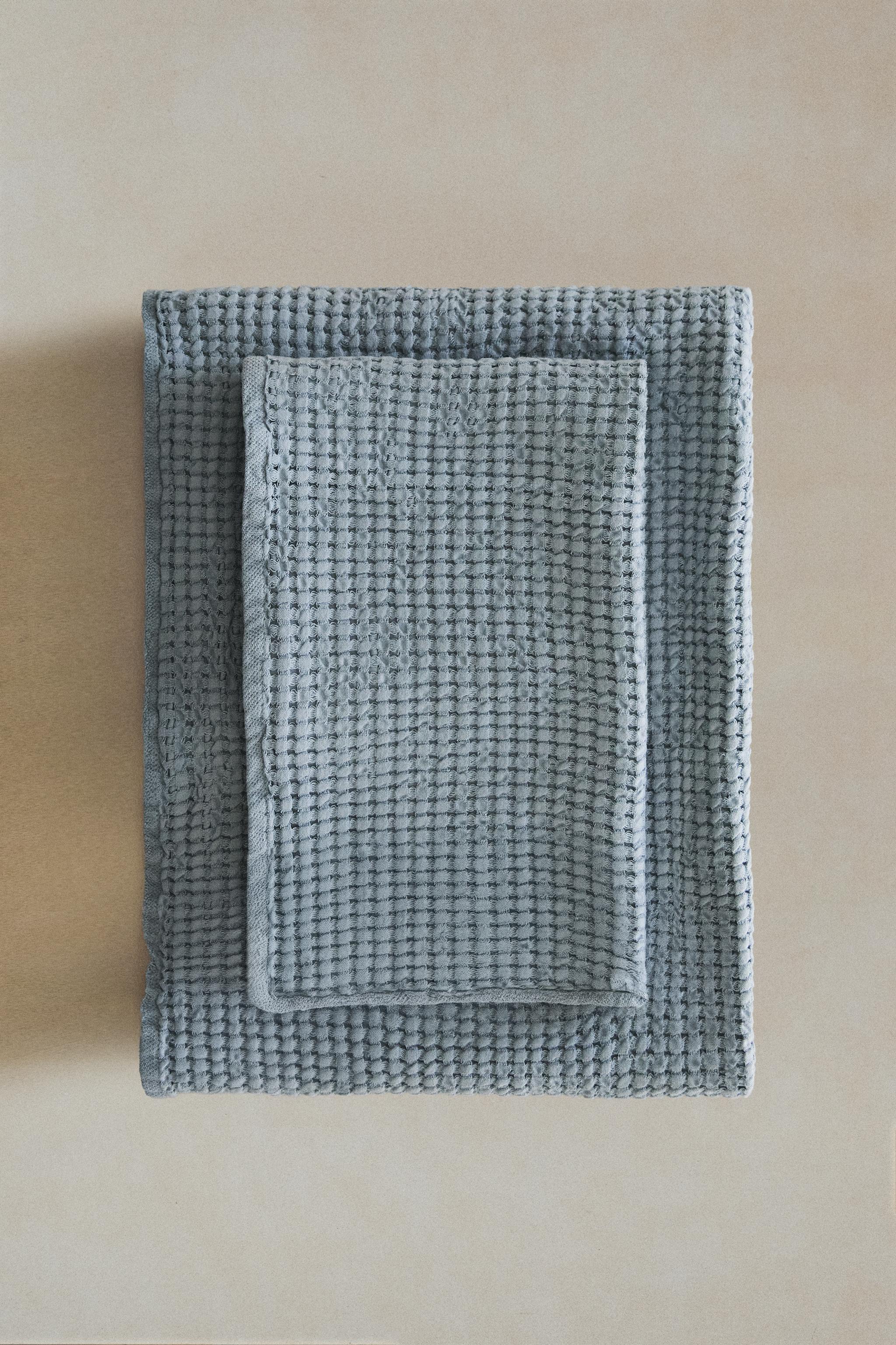 CHUNKY WAFFLE-KNIT BATH TOWEL