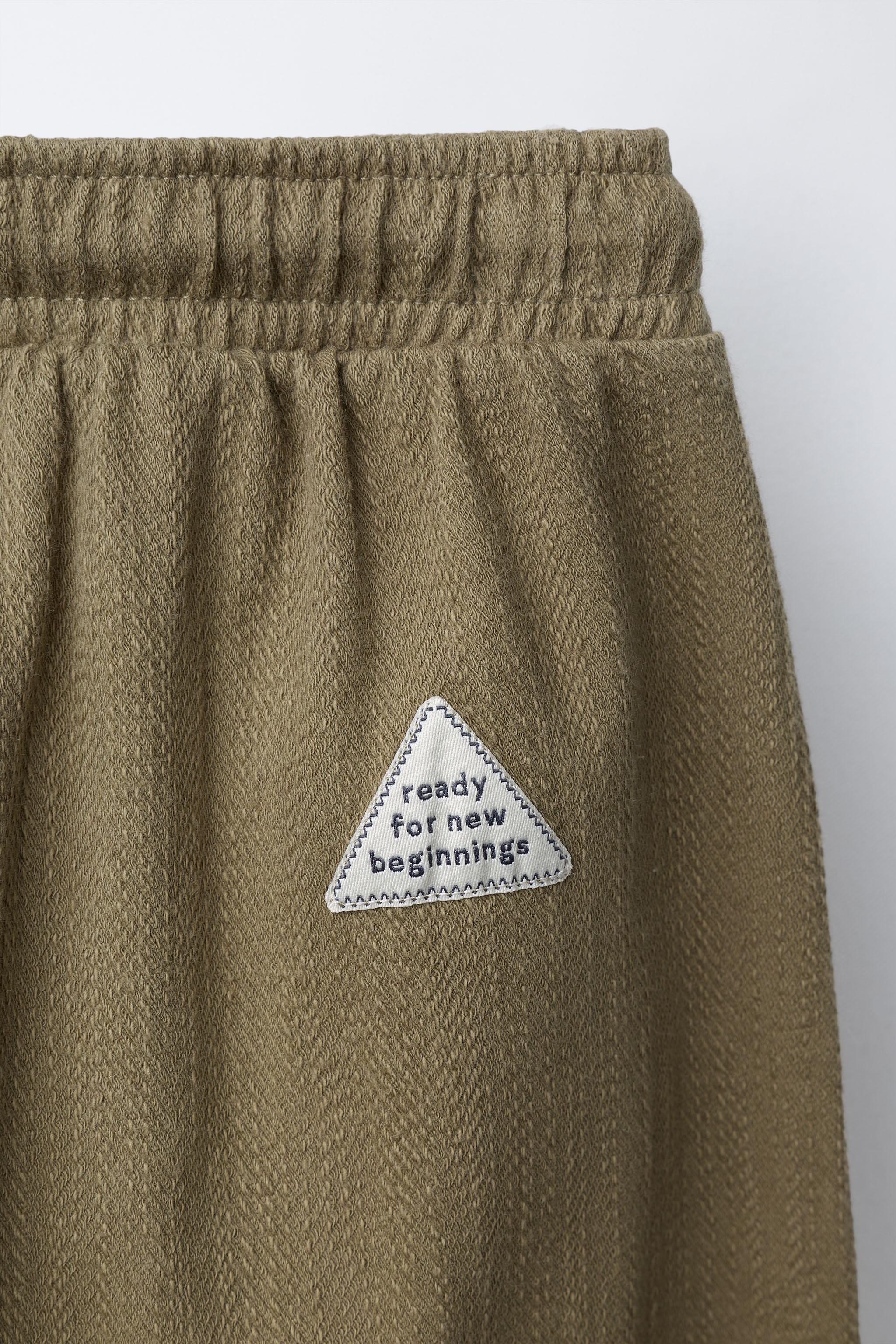 TEXTURED PANTS WITH LABEL