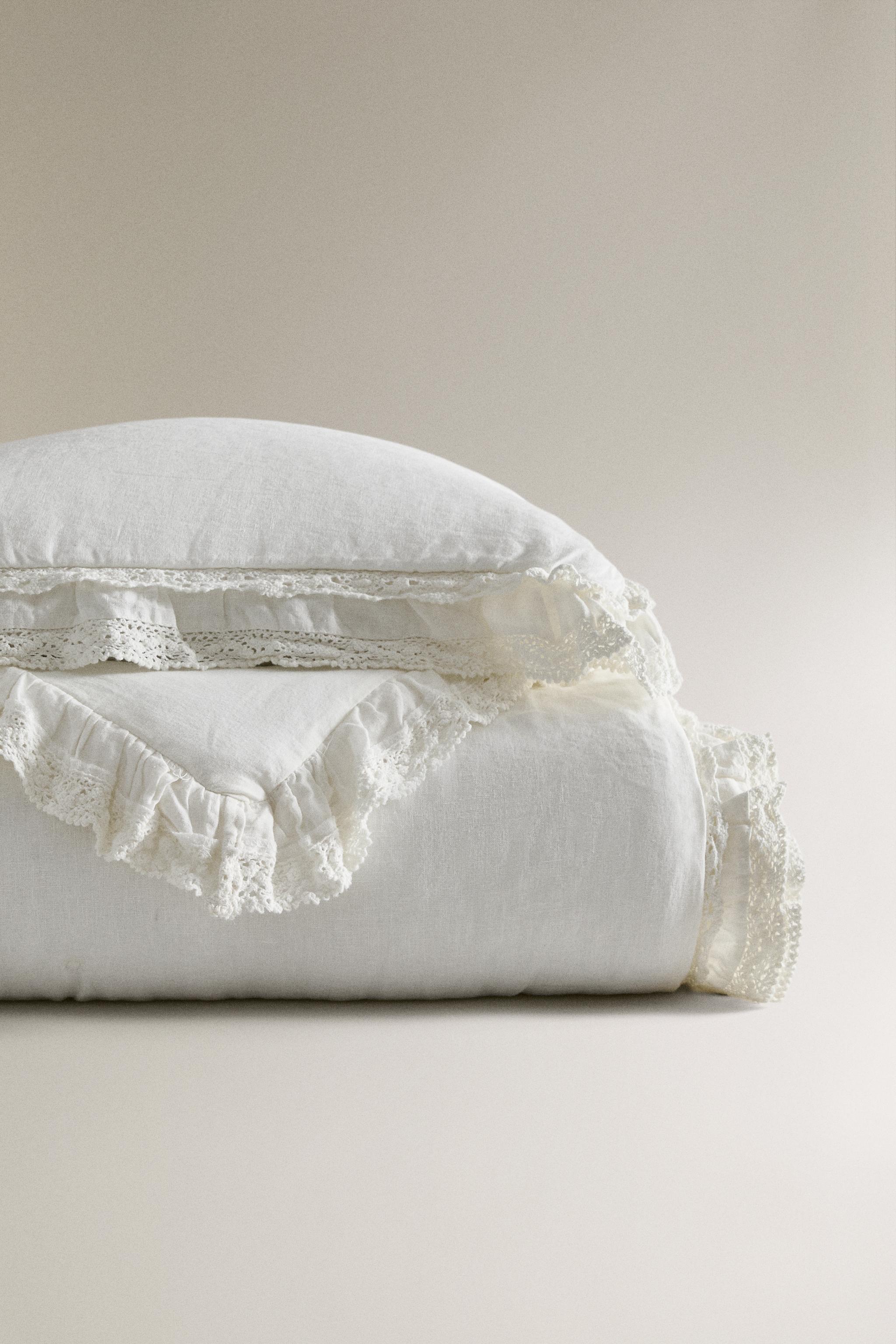 LINEN QUILT WITH A LACE TRIM