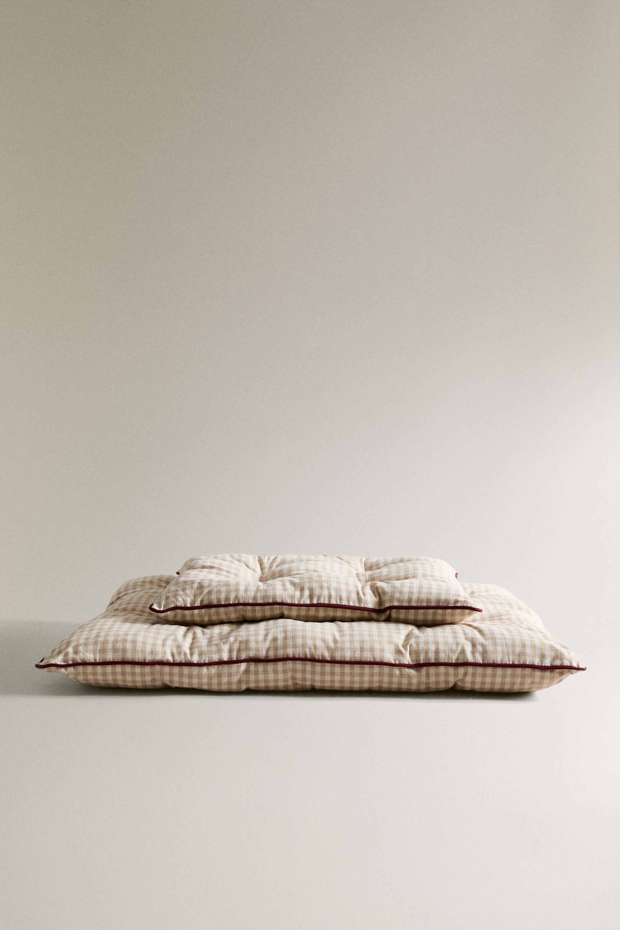 CHECKED PET FLOOR CUSHION WITH PIPING