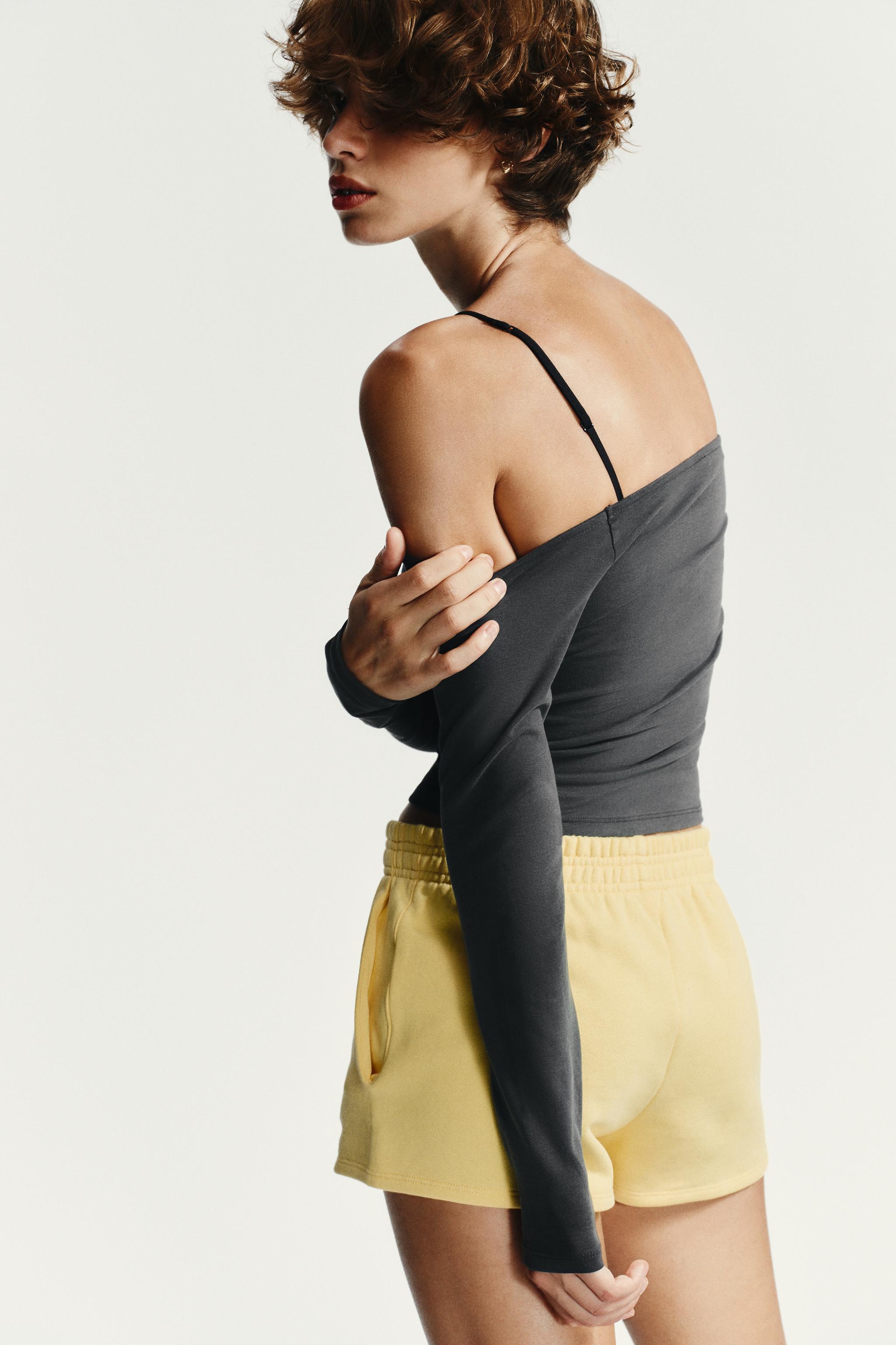 OFF-THE-SHOULDER TOP