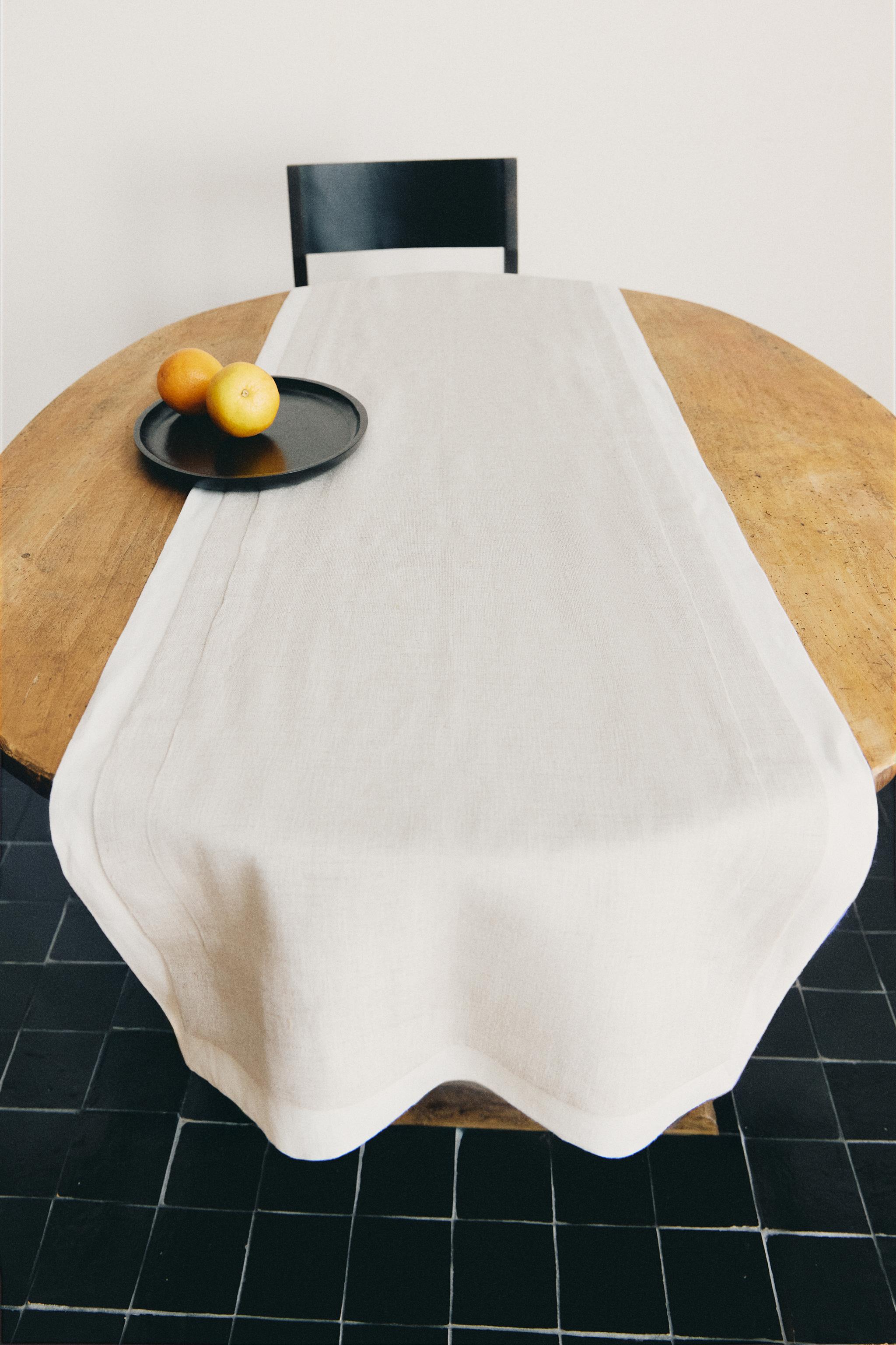 DOUBLE-LAYER LINEN TABLE RUNNER