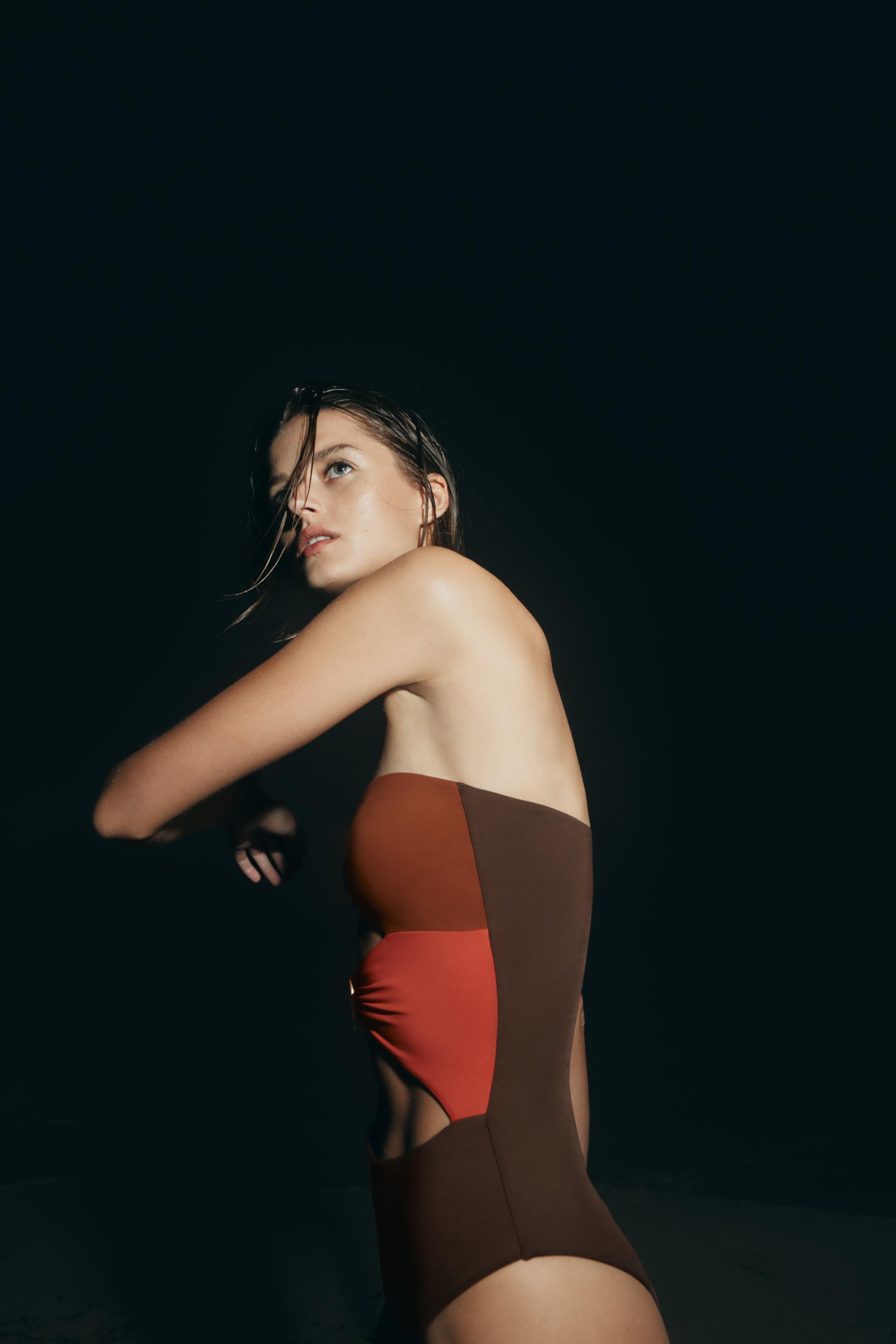 SPIRAL PIECE BANDEAU SWIMSUIT