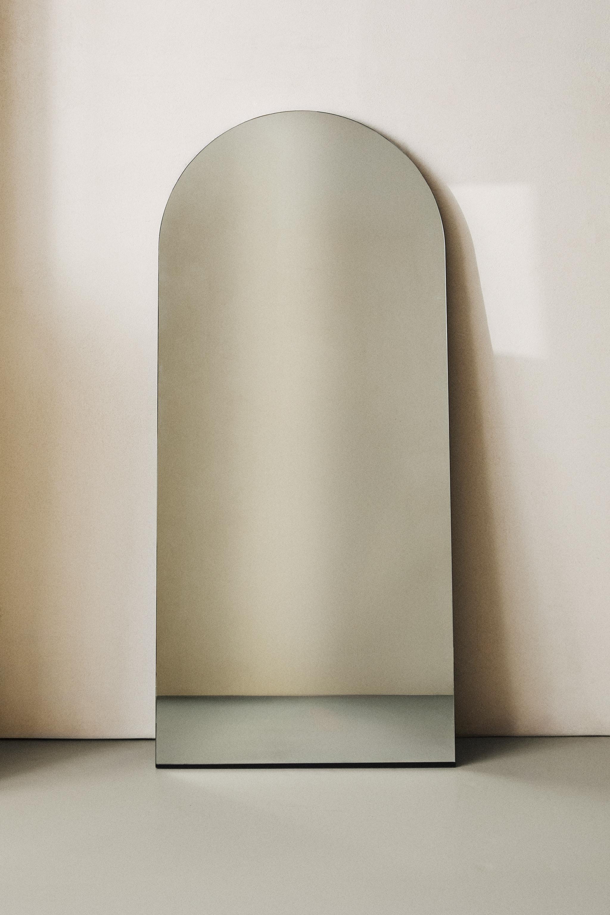 FULL LENGTH MIRROR WITH AN ARCH SHAPE