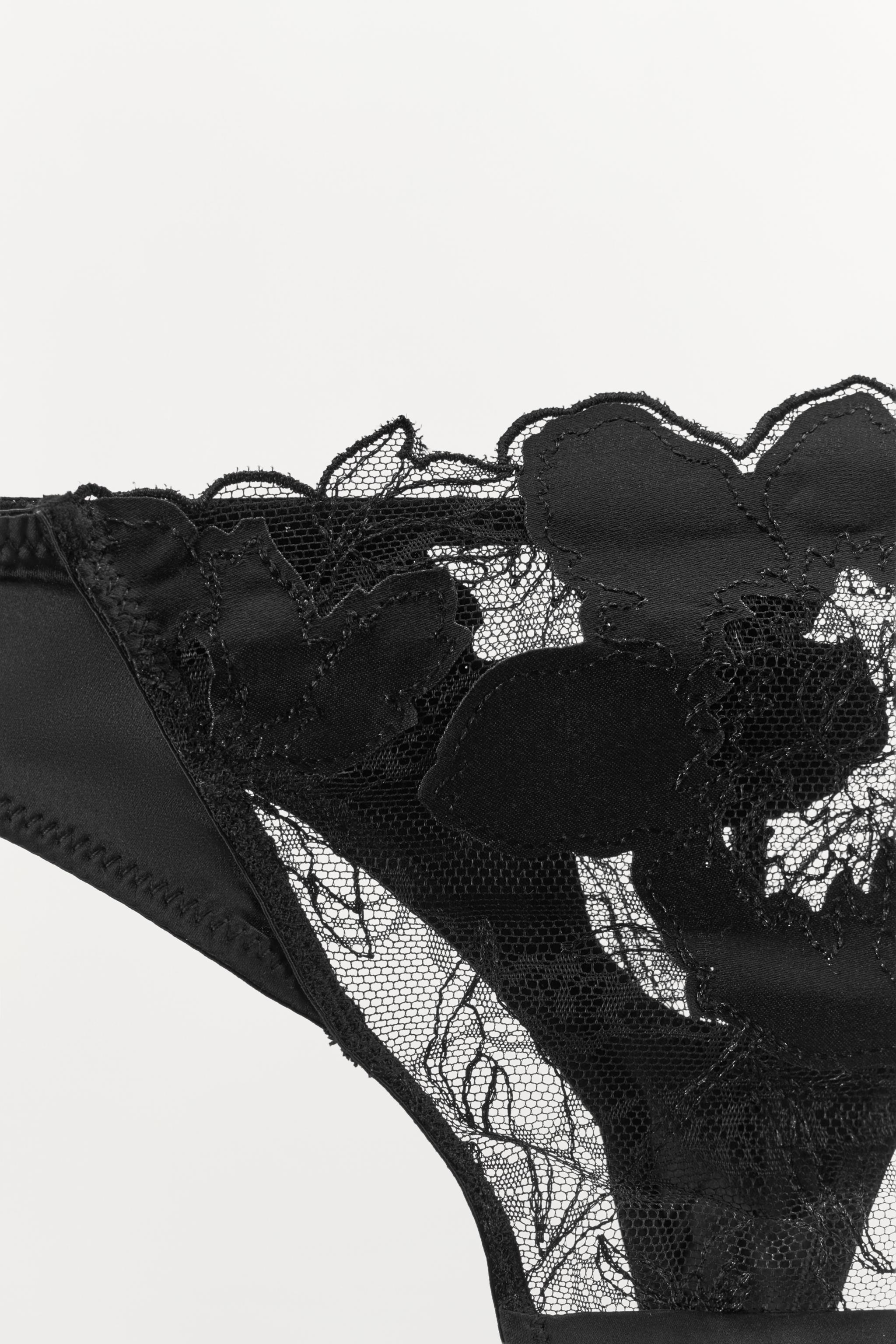 FLORAL LACE THONG