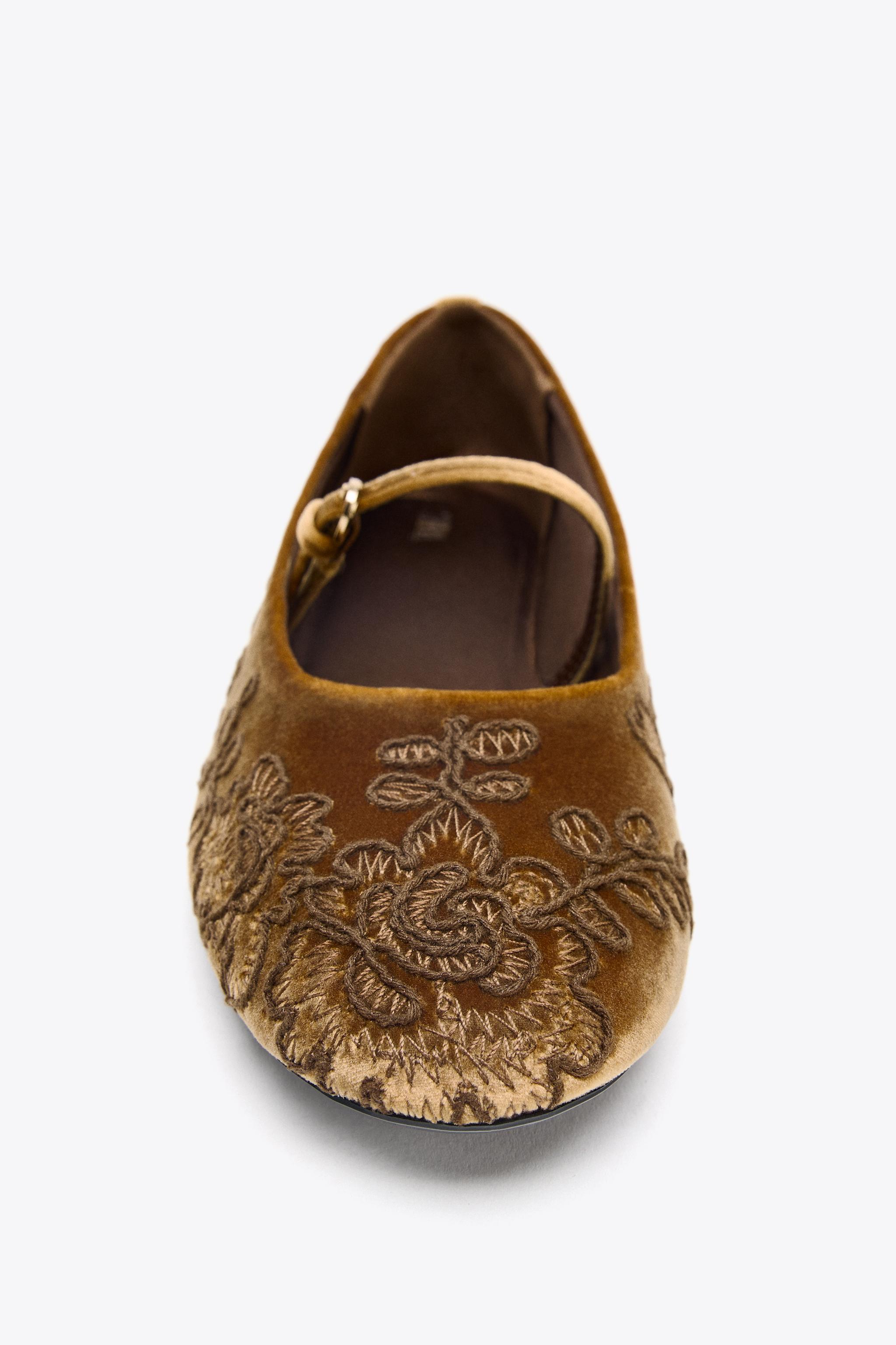 VELVET-EFFECT EMBROIDERED BALLET FLATS